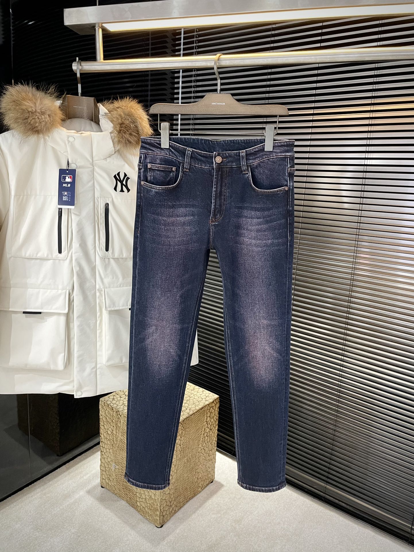 NO:596613,P FERRAGAMO (Ferragamo) new autumn jeans Imported Italian high-definition denim fabrics Fashionable and casual Regular fit Micro-elastic fabric The fabric is comfortable and soft, breaking the feel of conventional denim fabrics, not stuffy, and extremely comfortable. Casual and versatile, long-term washing does not deform, the upper body effect is excellent. Generous and elegant tailoring, the design is constantly innovating but always maintains a noble and elegant style and taste, interpreting fashion charm Small straight version Fashionable products Counter size  29-38 (37),,ferragamo,ferragamo,jeans,alexander wang19860909P  FERRAGAMO（菲拉格慕）秋季新款牛仔裤 进口意大利高定牛仔面料 时尚休闲 常规版型 微弹力面料 面料舒适柔软,突破常规牛仔的面料手感,不闷热,舒适感极佳.随意百搭 久洗不变形 上身效果极佳.大方优雅的剪裁,设计不断创新却始终保持着高贵优雅的风格和品位 演绎时尚魅惑 版型小直筒 时尚佳品 专柜码数 29-38（37）,,ferragamo,ferragamo,jeans,alexander wang,Men's clothing