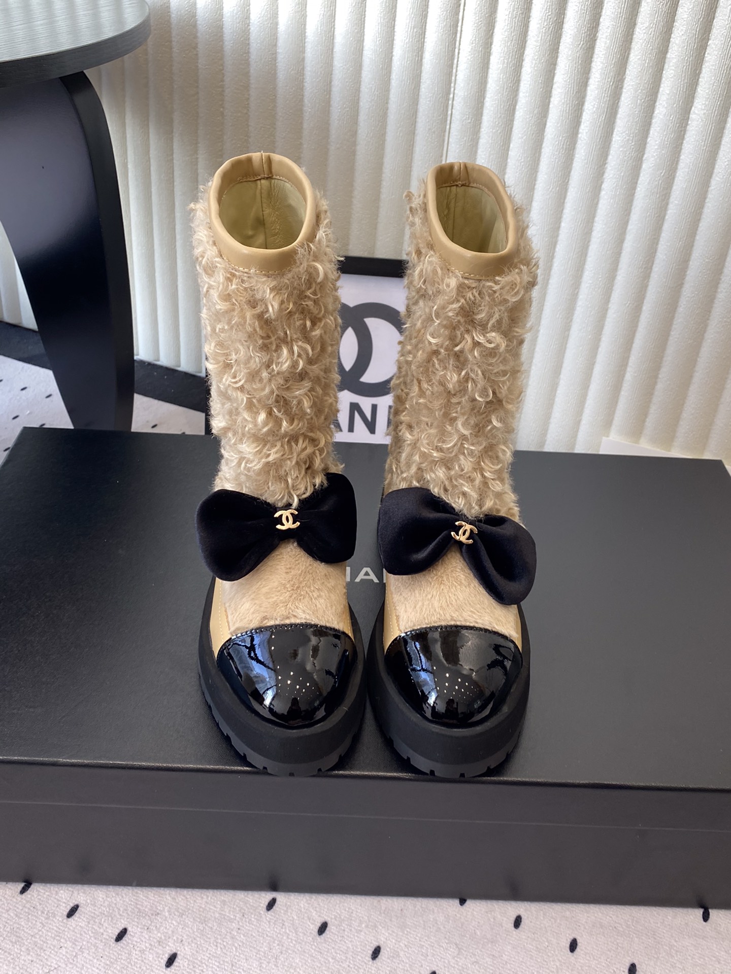 NO:592492,Chanel's new autumn and winter wool boots. Chanel's popular autumn and winter wool short boots. Xiaohongshu recommends fashionable essentials. The combination shows a unique dressing style. The upper is made of original customized cowhide, hand-made artificial wool, sheepskin lining and feet. Original open molded outsole. Size: 35-39 (40 41 custom-made), boots, chanel, chanel, boots, cowhide, sheepskin19860909Chanel新款秋冬羊毛靴 香奈儿秋冬重工爆款羊毛短靴 小红书力推款时髦精必备 搭配展现与众不同的穿搭风格鞋面采用原版定制牛皮手工人造织毛 羊皮内里垫脚 原版开模大底 Size: 35-39（40 41定做）,靴子,chanel,chanel,boots,cowhide,sheepskin,Women's Shoes