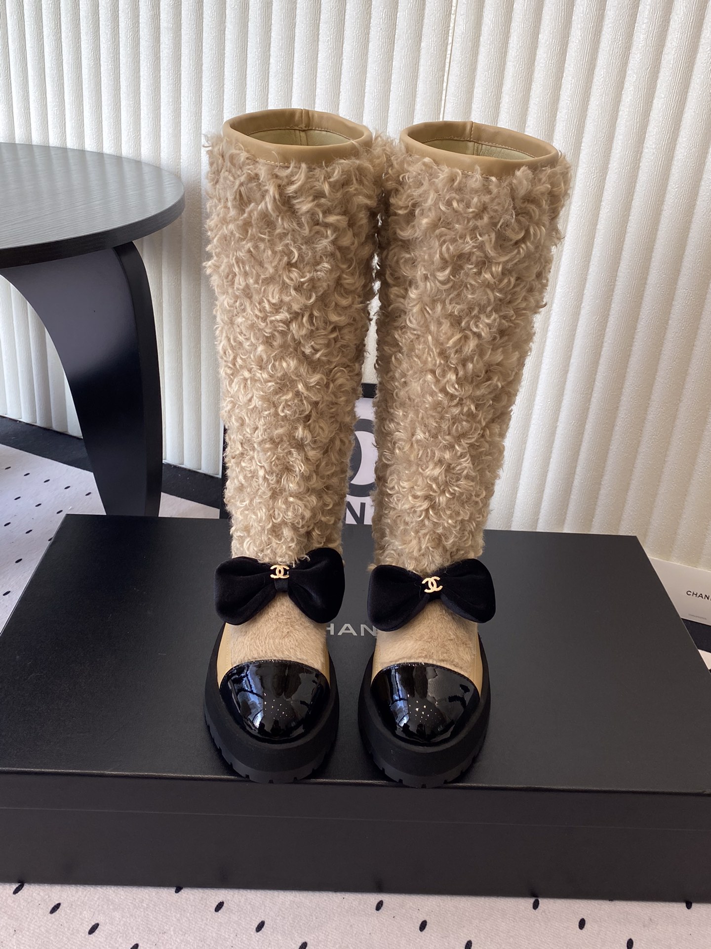 NO:592494,Chanel's new autumn and winter wool boots. Chanel's popular autumn and winter wool short boots. Xiaohongshu recommends fashionable essentials. The matching shows a unique dressing style. The upper is made of original customized cowhide, hand-made artificial wool, sheepskin lining and feet. Original open molded outsole. Size: 35-39 (40 41 custom-made), boots, chanel, chanel, boots, cowhide, sheepskin19860909Chanel新款秋冬羊毛长靴 香奈儿秋冬重工爆款羊毛短靴 小红书力推款时髦精必备 搭配展现与众不同的穿搭风格鞋面采用原版定制牛皮手工人造织毛 羊皮内里垫脚 原版开模大底 Size: 35-39（40 41定做）,靴子,chanel,chanel,boots,cowhide,sheepskin,Women's Shoes