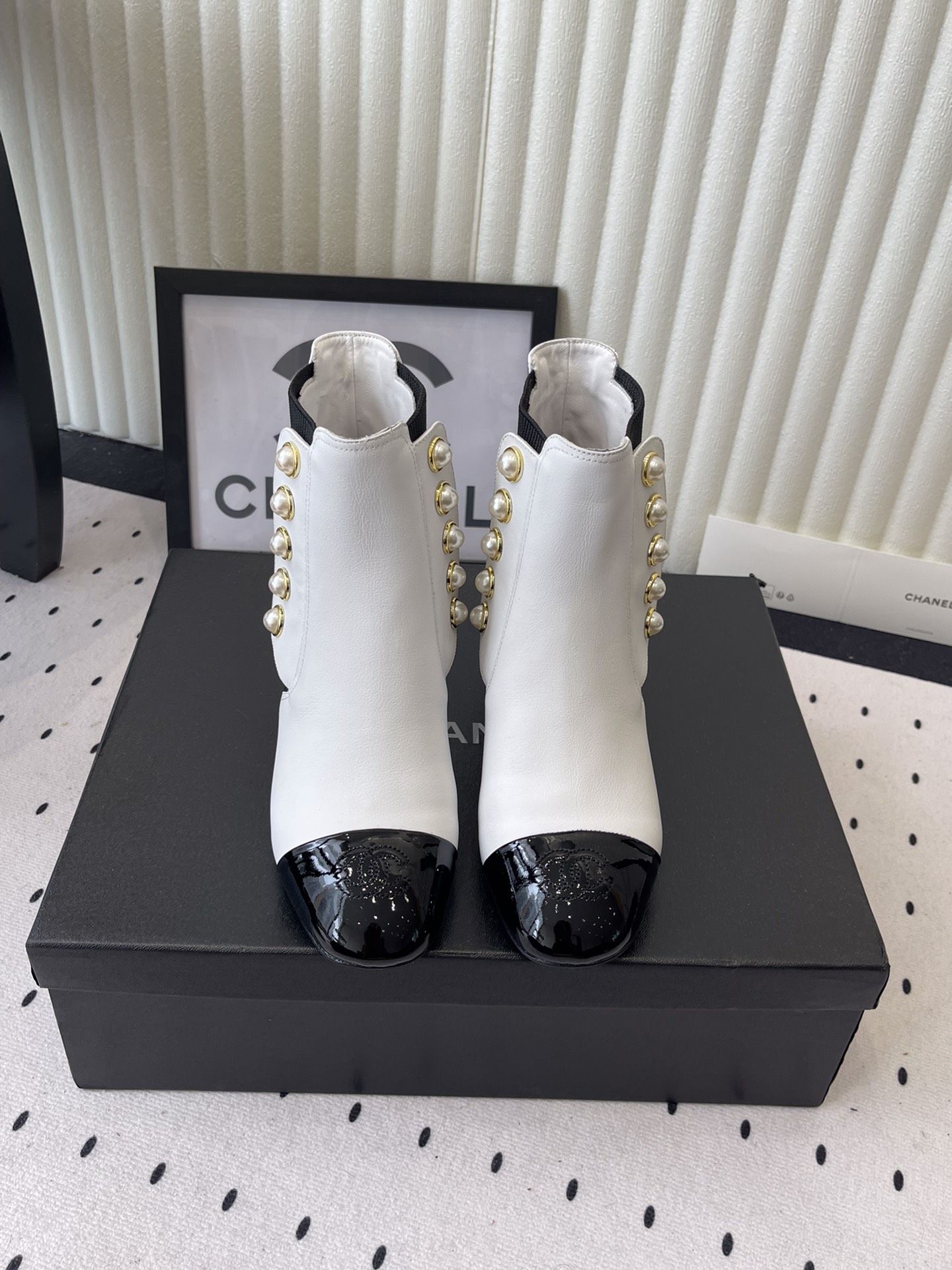 NO:592497,Chanel's new autumn and winter motorcycle boots, Martin boots, Xiaoxiangjia's super classic motorcycle boots, can easily increase the height of the upper foot and lengthen the legs. It is fashionable and fashionable with pearls. Imported first-layer cowhide upper, sheepskin lining for the feet, heel height 6.5, Italian genuine leather outsole Size: 35-39 (40 41 custom-made), boots, chanel, chanel, boots, cowhide, sheepskin, Leather soles19860909Chanel新款秋冬机车靴 马丁靴 小香家超级经典的一款机车靴 上脚轻松增高又拉长腿型 搭配珍珠洋气又时髦 进口头层牛皮鞋面 羊皮内里垫脚 跟高6.5 意大利真皮大底 Size: 35-39 (40 41订做),靴子,chanel,chanel,boots,cowhide,sheepskin,Leather soles,Women's Shoes