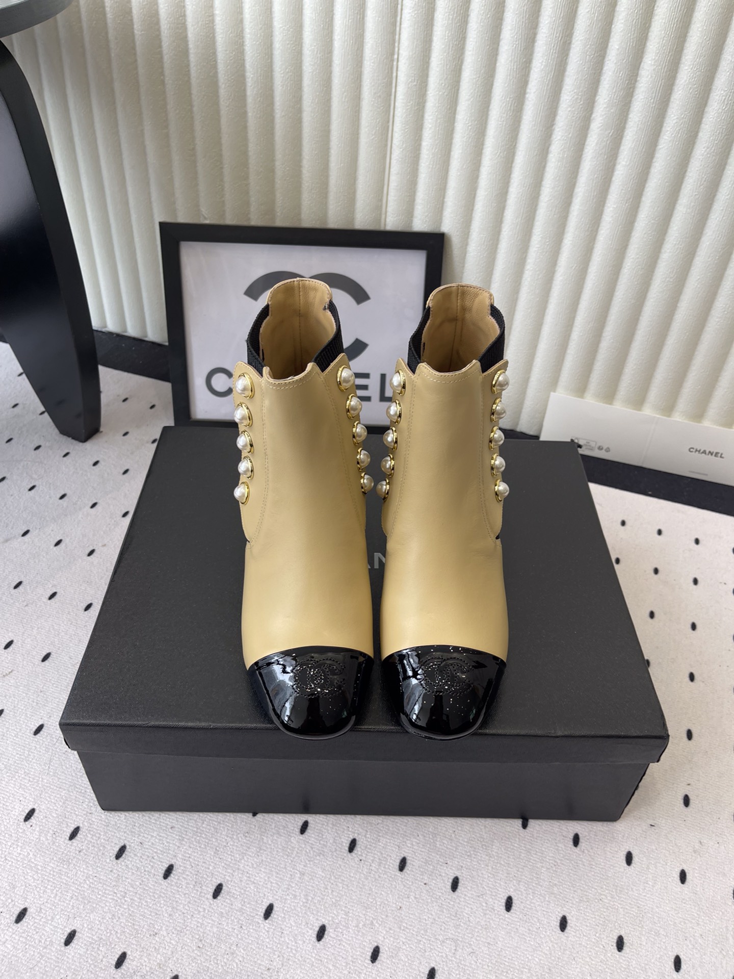 NO:592498,Chanel's new autumn and winter motorcycle boots, Xiaoxiangjia's super classic motorcycle boots, can easily increase the height of the foot and lengthen the legs. They are stylish and fashionable with pearls. Imported first-layer cowhide upper, sheepskin lining for the feet. Heel height 6.5, Italian leather outsole Size: 35-39 (40 41 custom-made), boots, chanel, chanel, boots, cowhide, sheepskin, Leather soles19860909Chanel新款秋冬机车靴 小香家超级经典的一款机车靴 上脚轻松增高又拉长腿型 搭配珍珠洋气又时髦 进口头层牛皮鞋面 羊皮内里垫脚 跟高6.5 意大利真皮大底 Size: 35-39 (40 41订做),靴子,chanel,chanel,boots,cowhide,sheepskin,Leather soles,Women's Shoes