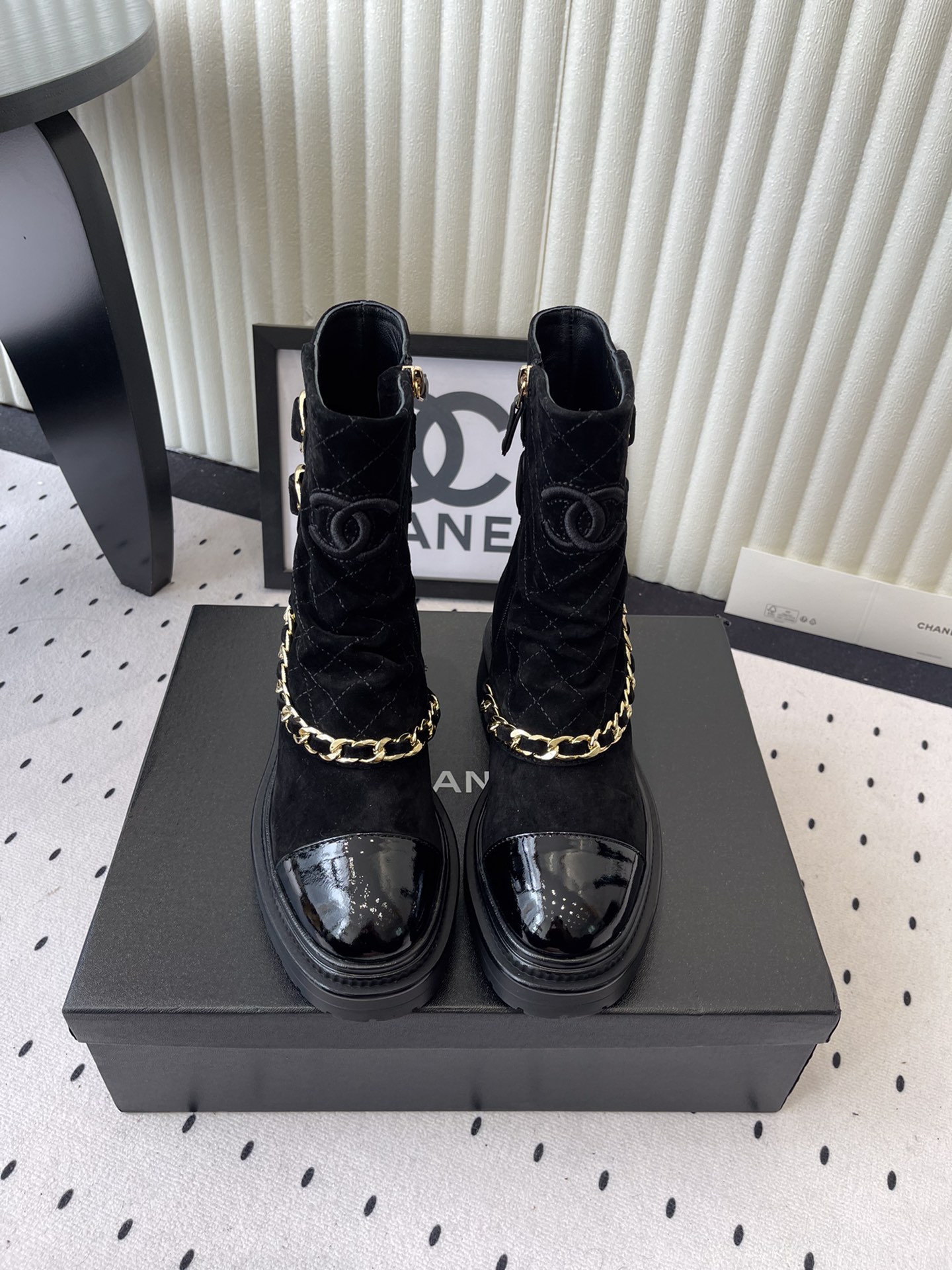 NO:592501,Chanel's new autumn and winter motorcycle boots. A super classic motorcycle boot from Xiaoxiangjia. It can easily increase the height of the upper foot and lengthen the leg shape. It is fashionable and fashionable with a chain. Imported Niujing chain upper. Sheepskin lining for feet. Original molded outsole. Size: 35-39 (40 41 customized), boots, chanel, chanel, boots, sheepskin19860909Chanel新款秋冬机车靴 小香家超级经典的一款机车靴 上脚轻松增高又拉长腿型 搭配链条洋气又时髦 进口牛京链条鞋面 羊皮内里垫脚 原版开模大底 Size: 35-39 (40 41订做),靴子,chanel,chanel,boots,sheepskin,Women's Shoes