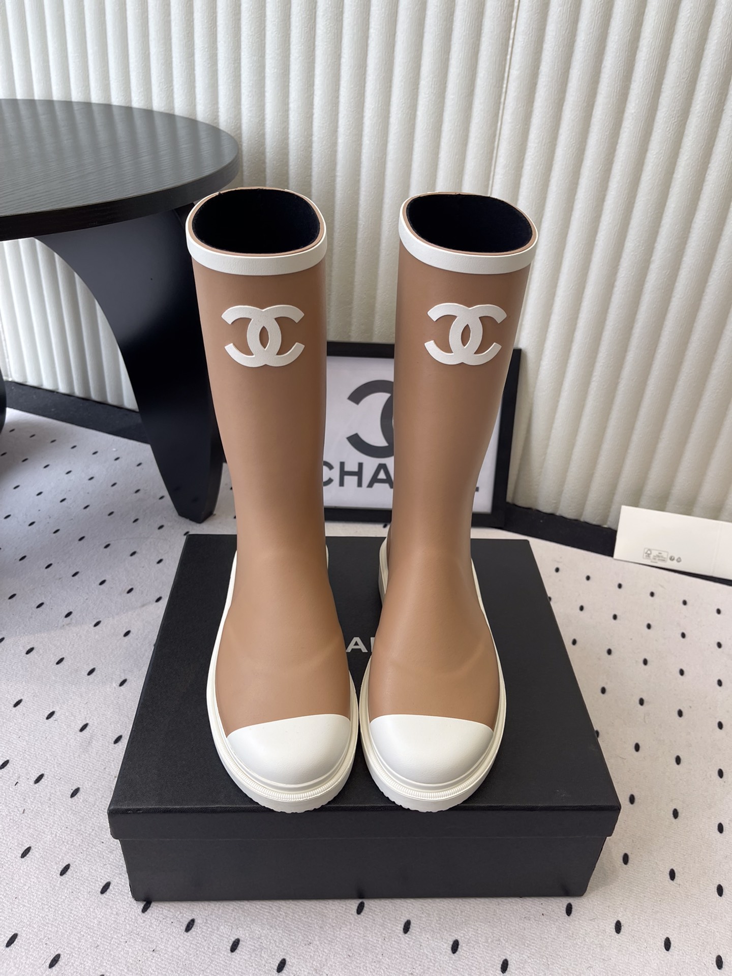 NO:592504,The top upgraded version of Chanel's popular rain boots is lighter and more comfortable on the feet. Recommended by Xiaohongshu Internet celebrities, hard to find in the counter. The top version with seamless rubber vulcanization process is consistent with the original version. Size35-40 (41 customized), boots, chanel, boots, rain boots19860909Chanel爆款雨靴顶级升级版 上脚更轻盈更舒适 小红书网红推荐款,专柜一鞋难求 无合缝线橡胶硫化工艺顶级版本 与原版一致 Size35-40 (41订做),靴子,chanel,boots,rain boots,Women's Shoes