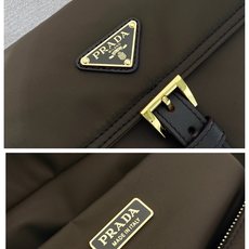 🎉新款邮差包🎉1BD394小号🎉🎉 这款手袋完美融合精致与功能性,采用再生尼龙材质,轮廓柔和,配有多个口袋。轻盈实用的设 🎉新款邮差包🎉1BD394小号🎉🎉 这款手袋完美融合精致与功能性,采用再生尼龙材质,轮廓柔和,配有多个口袋。轻盈实用的设
