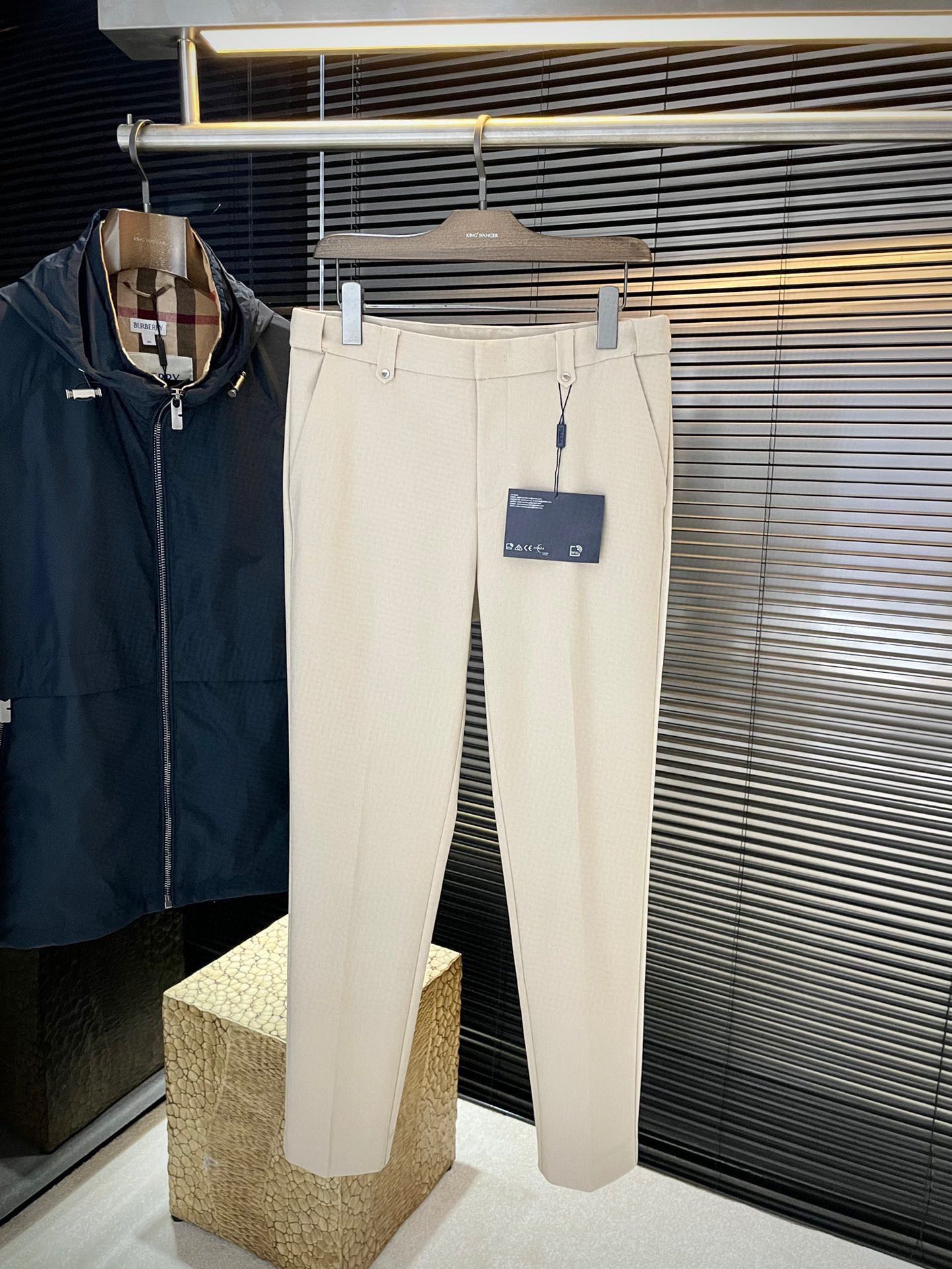 NO:596619,P PRAD (Pula) new style for autumn and winter, the latest casual pants in the counter. The original trousers are casual and versatile on the upper body, with a casual and lazy style. Customized original imported Tencel Yassel fabrics are comfortable and have a strong sense of quality. The upper body effect is excellent and the comfort is overwhelming. The brand pattern is embroidered and embellished. The embroidery is fine and restored one to one... High-end atmosphere, the ultimate product in quality. Do you have the taste of autumn? The first choice for autumn casual pants. Everyone must enter... Size number  30-38 (37) purchasing agent level, prada, prada, alexander wang19860909P  PRAD（普拉）秋冬新款,专柜最新休闲裤.原版裤型上身休闲百搭、随性慵懒范,定制原版进口天丝雅赛尔面料 面料舒适,品质感极强,上身效果极佳 舒适感爆棚. 品牌图案刺绣点缀 刺绣精细,一比一还原…高端大气,品质中的臻品 秋天的的味道有没有,秋季休闲裤首选 .人手必入……码数 30-38（37）代购级别,,prada,prada,alexander wang,Men's clothing