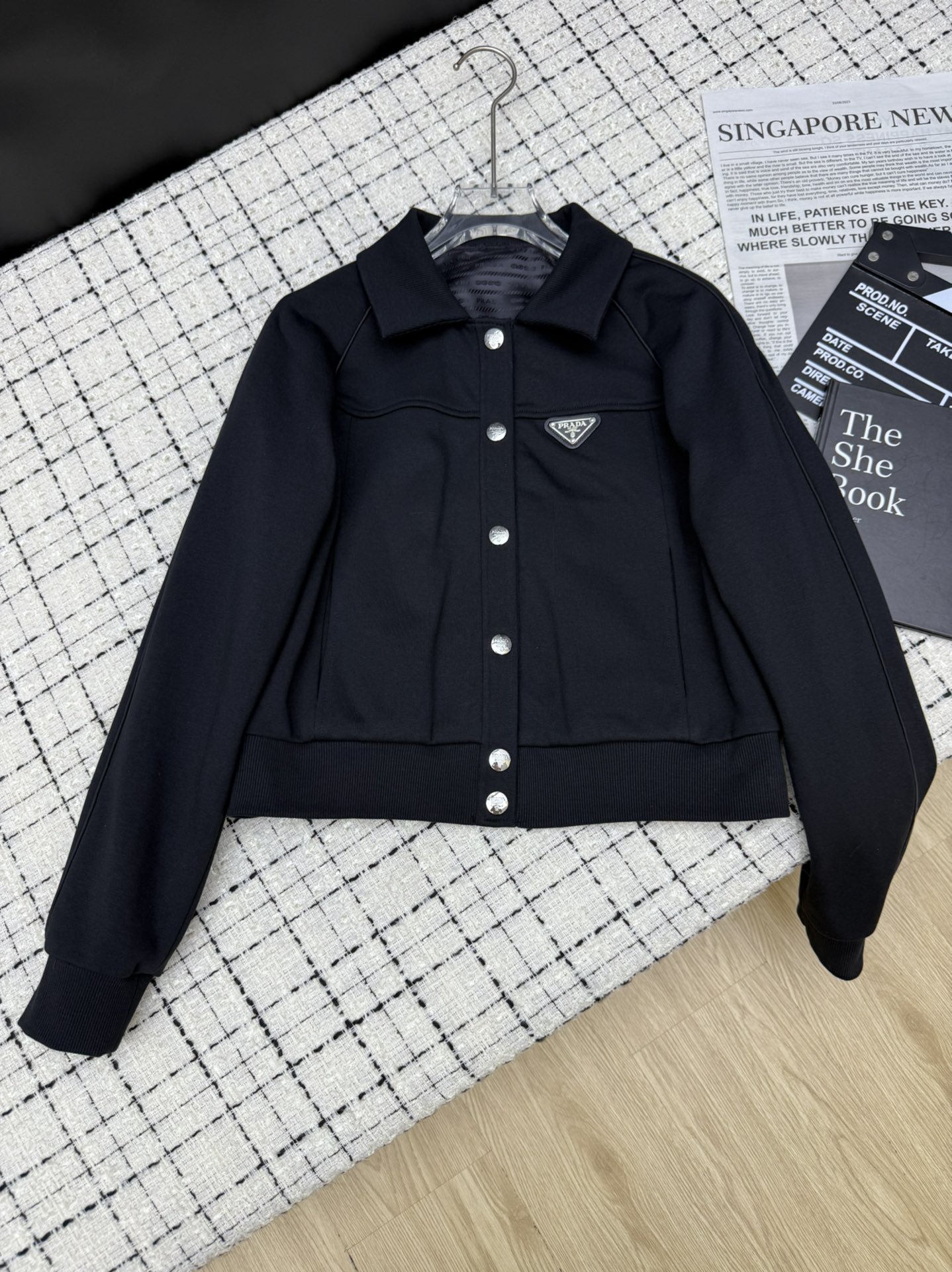 NO:589336,prad*25 new product launch, a series of classic triangular logo small jackets, youthful and energetic, raglan sleeves and waist design are visually very slim, elegant and intellectual with skirts, and sports and leisure with trousers, two-color SML, prada, skirts, jackets & coats, alexander wang19860909prad*25新品上新 一系列 经典三角标小外套 年轻活力 插肩袖和腰间设计视觉上非常显瘦 搭配半裙优雅知性 和长裤搭配运动休闲 两色SML,,prada,skirts,jackets & coats,alexander wang,Women's clothing