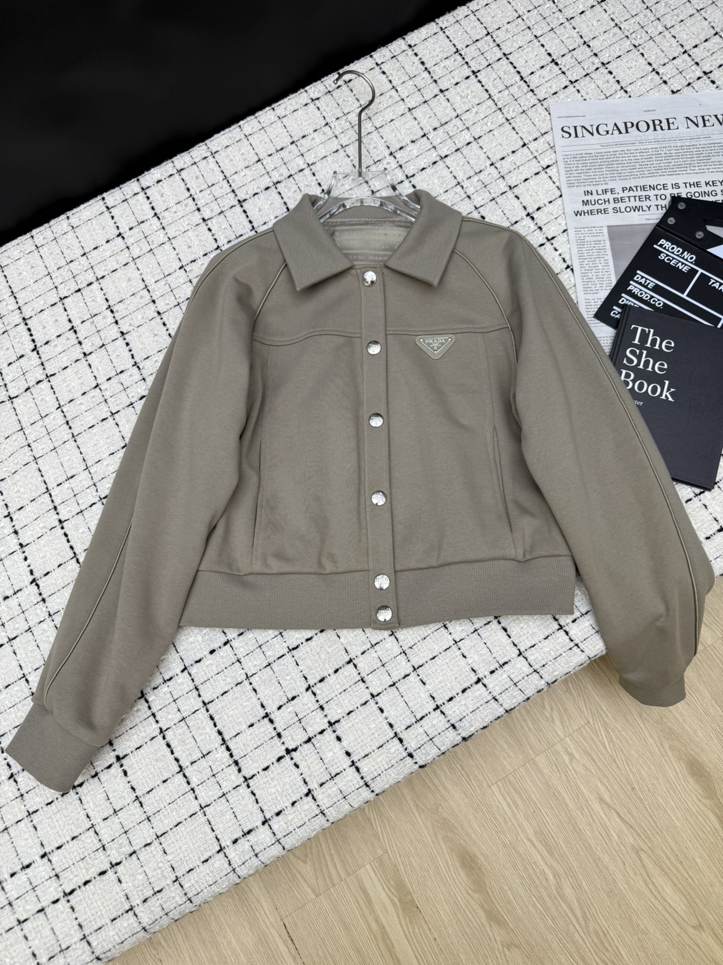 NO:589352,prad*25 new product launch, a series of classic triangular logo small jackets, youthful and energetic, raglan sleeves and waist design are visually very slim, elegant and intellectual with skirts, and sports and leisure with trousers, two-color SML, prada, skirts, jackets & coats, alexander wang19860909prad*25新品上新 一系列 经典三角标小外套 年轻活力 插肩袖和腰间设计视觉上非常显瘦 搭配半裙优雅知性 和长裤搭配运动休闲 两色SML,,prada,skirts,jackets & coats,alexander wang,Women's clothing