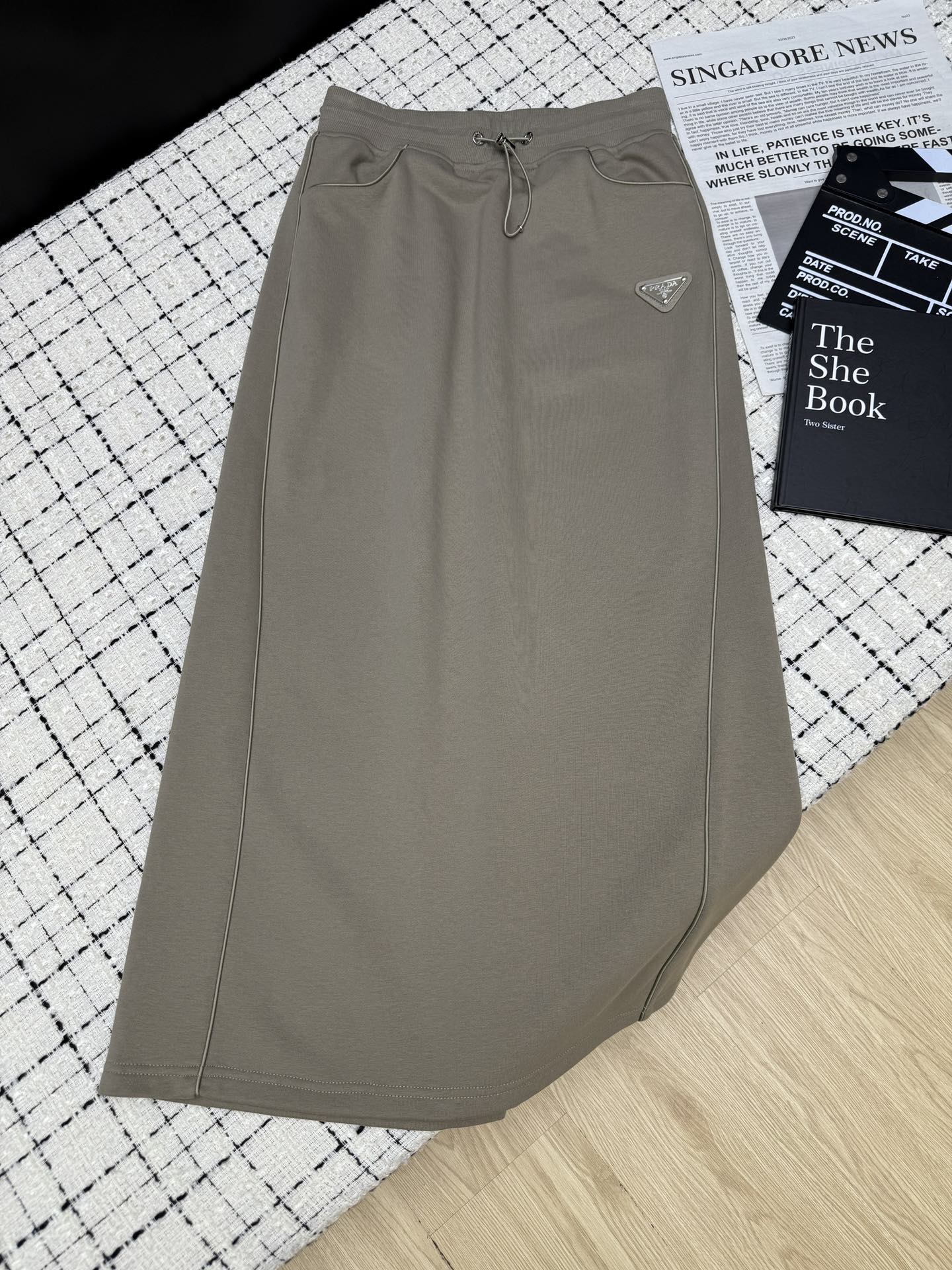 NO:589337,prad*25 new product launch, a series of classic triangular logo skirts, high waist, H-shaped version, covering the hips and slimming, simple and simple line design on both sides, rear slit design, comfortable and easy to wear, highly practical for daily work and commuting, two-color SML, prada, skirts, alexander wang19860909prad*25新品上新 一系列 经典三角标半裙 高腰H字版型遮胯显瘦 两侧线条设计个性简约 后开叉设计 舒适好穿 日常上班通勤实穿性高 两色SML,,prada,skirts,alexander wang,Women's clothing