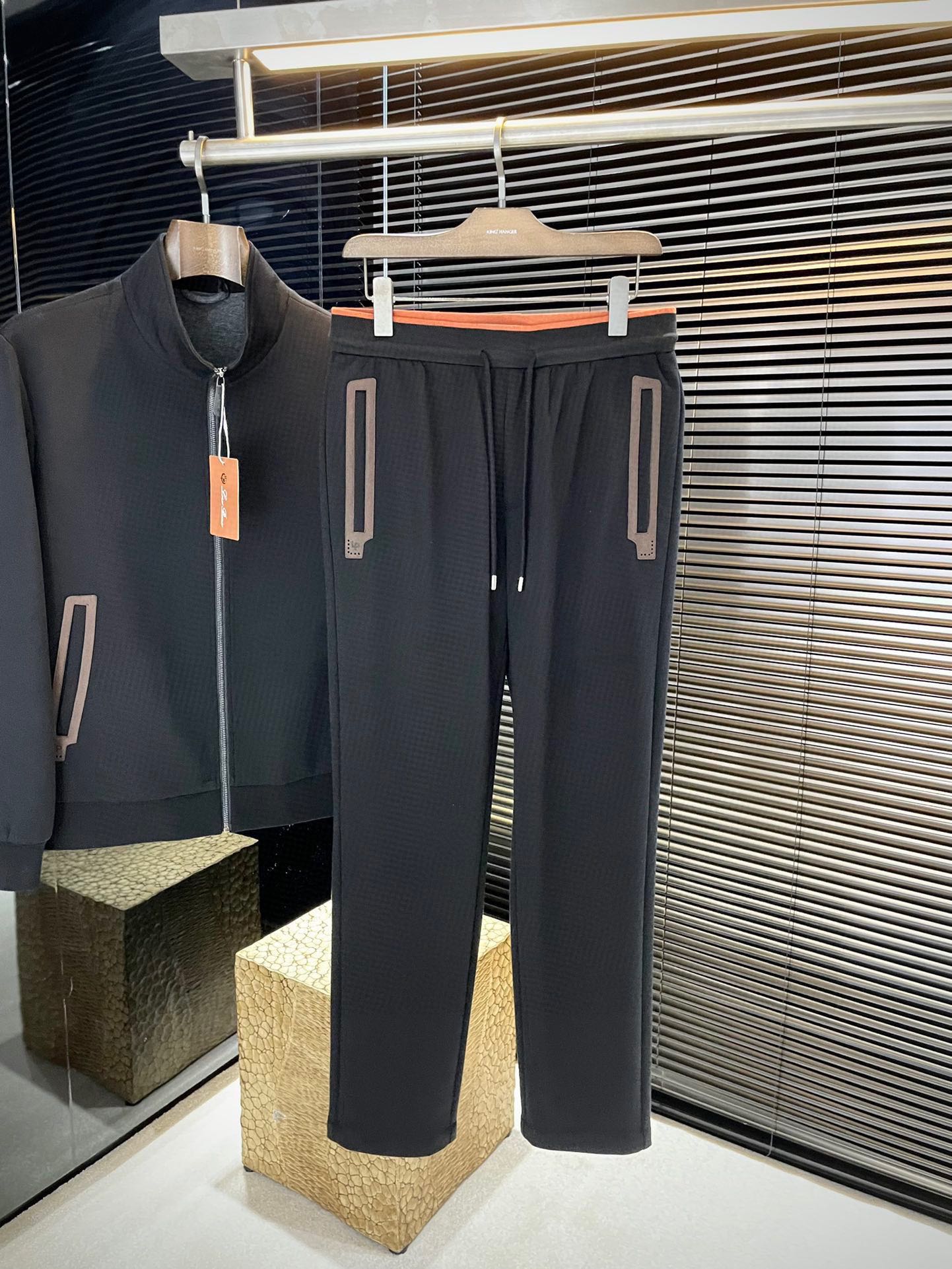 NO:596625,Pants P LP (Nuoyou Panya) are highly recommended! New products for autumn and winter, full of tone, very nice on the upper body, super stylish, definitely a weapon to attract repeat customers! Fashionable and trendy suit. Made of imported modal fabric, with good comfort and exquisite workmanship! Casual and handsome European and American style! Smooth and neat, the upper body is straight and stylish, fashionable and handsome, a full sportsman image! Color Black Blue Brown Size M-3XL,,loro piana,alexander wang19860909裤子 P  LP（诺悠翩雅）重磅推荐！秋冬新品 十足腔调 上身非常的赞 超有型 绝对是吸引回头率的利器！时尚潮流套装.采用进口莫代尔面料,舒适度好,车工精湛！随性帅气的欧美调调！流畅利落 上身挺括有型,时尚又帅气,十足的型男形象！顏色 黑色 兰色 咖色 尺码 M-3XL,,loro piana,alexander wang,Men's clothing