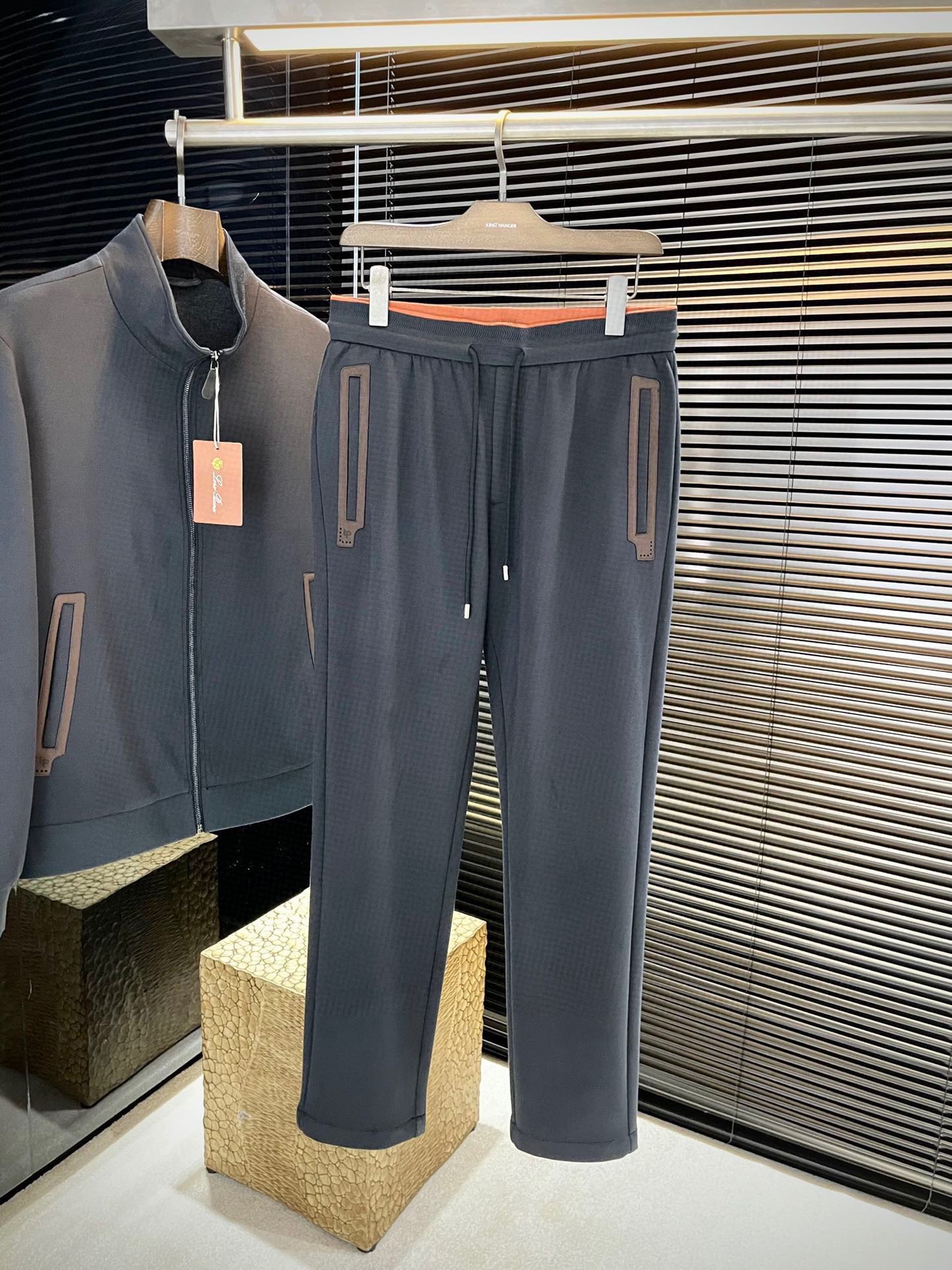 NO:596631,Pants P LP (Nuoyou Panya) are highly recommended! New products for autumn and winter, full of tone, very nice on the upper body, super stylish, definitely a weapon to attract repeat customers! Fashionable and trendy suit. Made of imported modal fabric, with good comfort and exquisite workmanship! Casual and handsome European and American style! Smooth and neat, the upper body is straight and stylish, fashionable and handsome, a full sportsman image! Color Black Blue Brown Size M-3XL,,loro piana,alexander wang19860909裤子 P  LP（诺悠翩雅）重磅推荐！秋冬新品 十足腔调 上身非常的赞 超有型 绝对是吸引回头率的利器！时尚潮流套装.采用进口莫代尔面料,舒适度好,车工精湛！随性帅气的欧美调调！流畅利落 上身挺括有型,时尚又帅气,十足的型男形象！顏色 黑色 兰色 咖色 尺码 M-3XL,,loro piana,alexander wang,Men's clothing