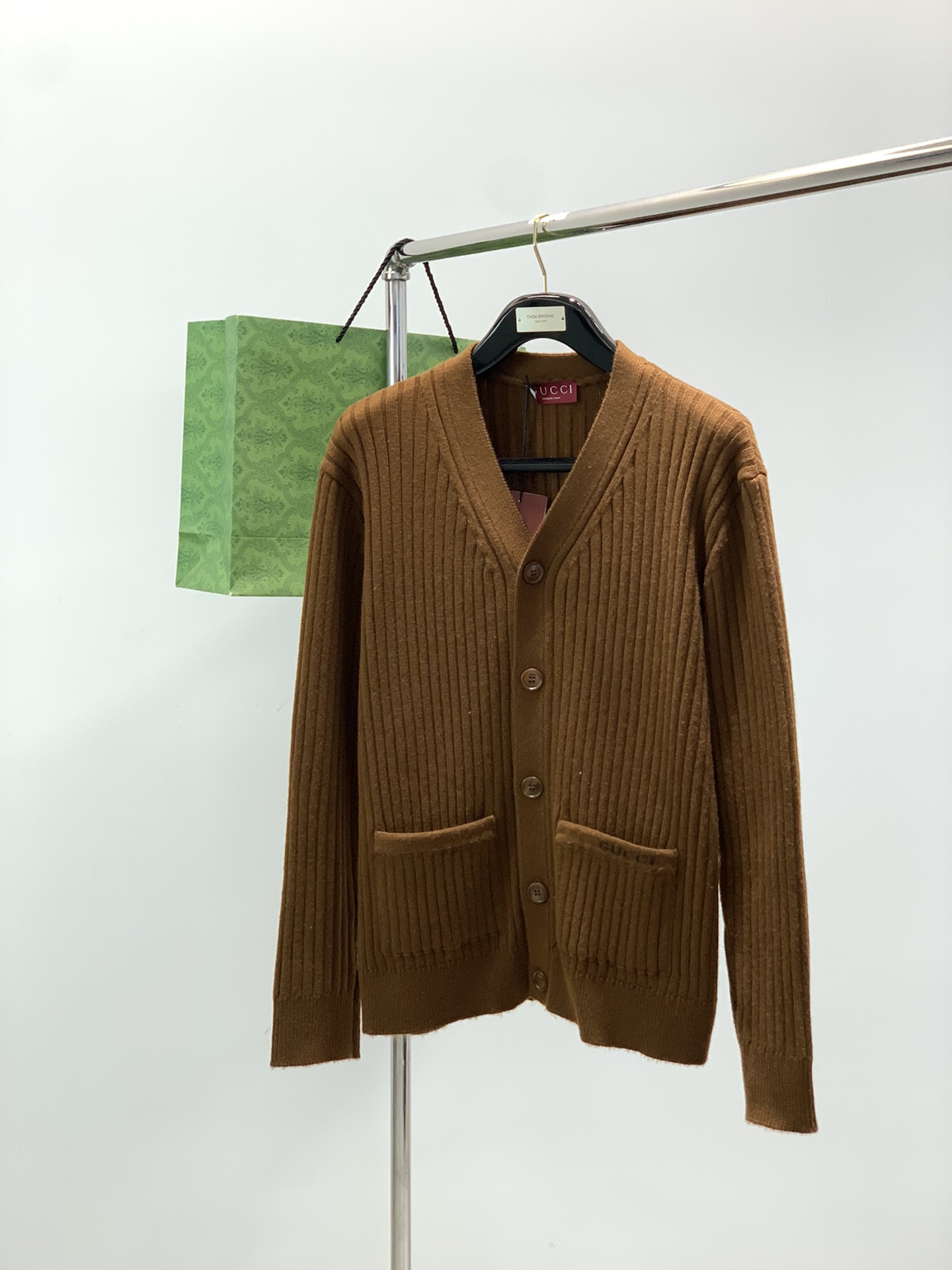 NO:596676,, Gucci Gucci, the latest autumn and winter styles, available at counters at the same time, original order, fashionable and casual knitted cardigan sweater, the upper body is very unique!  Eye-catching and bright, imported original fabrics, top-quality knitted craftsmanship letter pattern decoration Logo, simple yet fashionable, classic atmosphere, comfortable and breathable, handsome and stylish upper body, size S-XL size SML19860909,Gucci 古驰,秋冬最新款,专柜同步有售,原单狠货,时尚休闲针织开衫毛衣,上身很有特点！吸睛而有亮点,进口原版面料,顶级针织工艺字母图案装饰Logo,简单而不失时尚,经典大气,舒适透气,上身帅气有型,码数S-XL 尺码SML XL 衣长66687072 胸围48505254 肩宽42434445 袖长62636465,,gucci,gucci,sweaters,alexander wang,Men's clothing