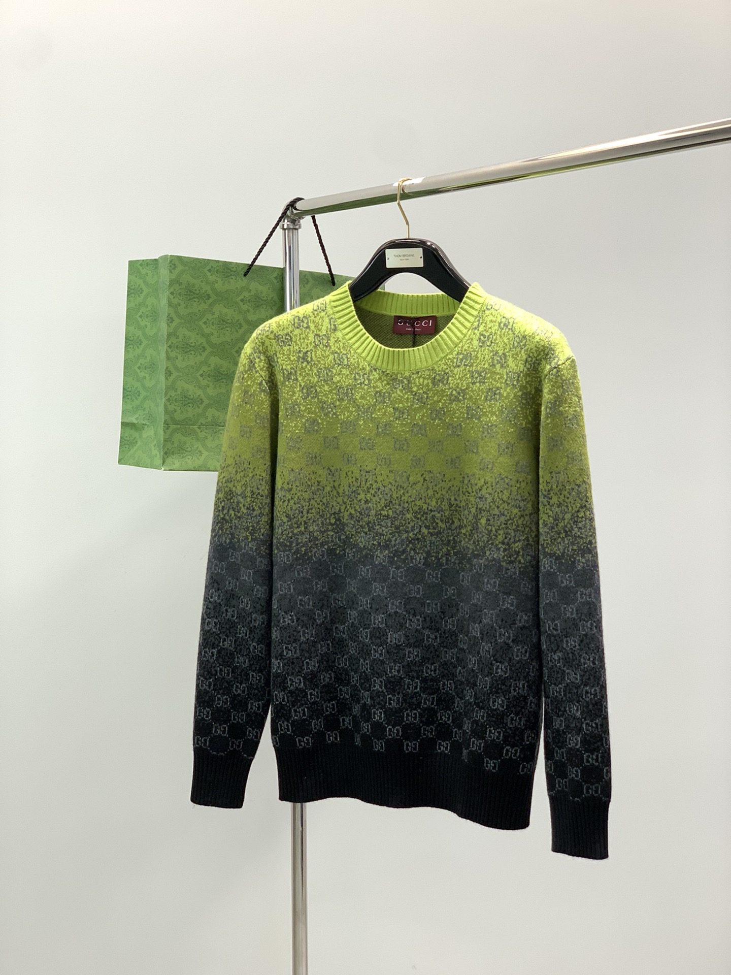 NO:596677,, Gucci Gucci, the latest autumn and winter styles, available at counters at the same time, original order, fashionable and casual round neck long-sleeved knitted sweater, the upper body is very unique!  Eye-catching and bright, imported original fabrics, top knitted craftsmanship letter pattern decoration Logo, simple yet fashionable, classic atmosphere, comfortable and breathable, handsome and stylish upper body, size S-XL size SML19860909,Gucci 古驰,秋冬最新款,专柜同步有售,原单狠货,时尚休闲圆领长袖针织毛衣,上身很有特点！吸睛而有亮点,进口原版面料,顶级针织工艺字母图案装饰Logo,简单而不失时尚,经典大气,舒适透气,上身帅气有型,码数S-XL 尺码SMLXL 衣长66687072 胸围54565860 肩宽45474951 袖长63646566,,gucci,gucci,sweaters,alexander wang,Men's clothing