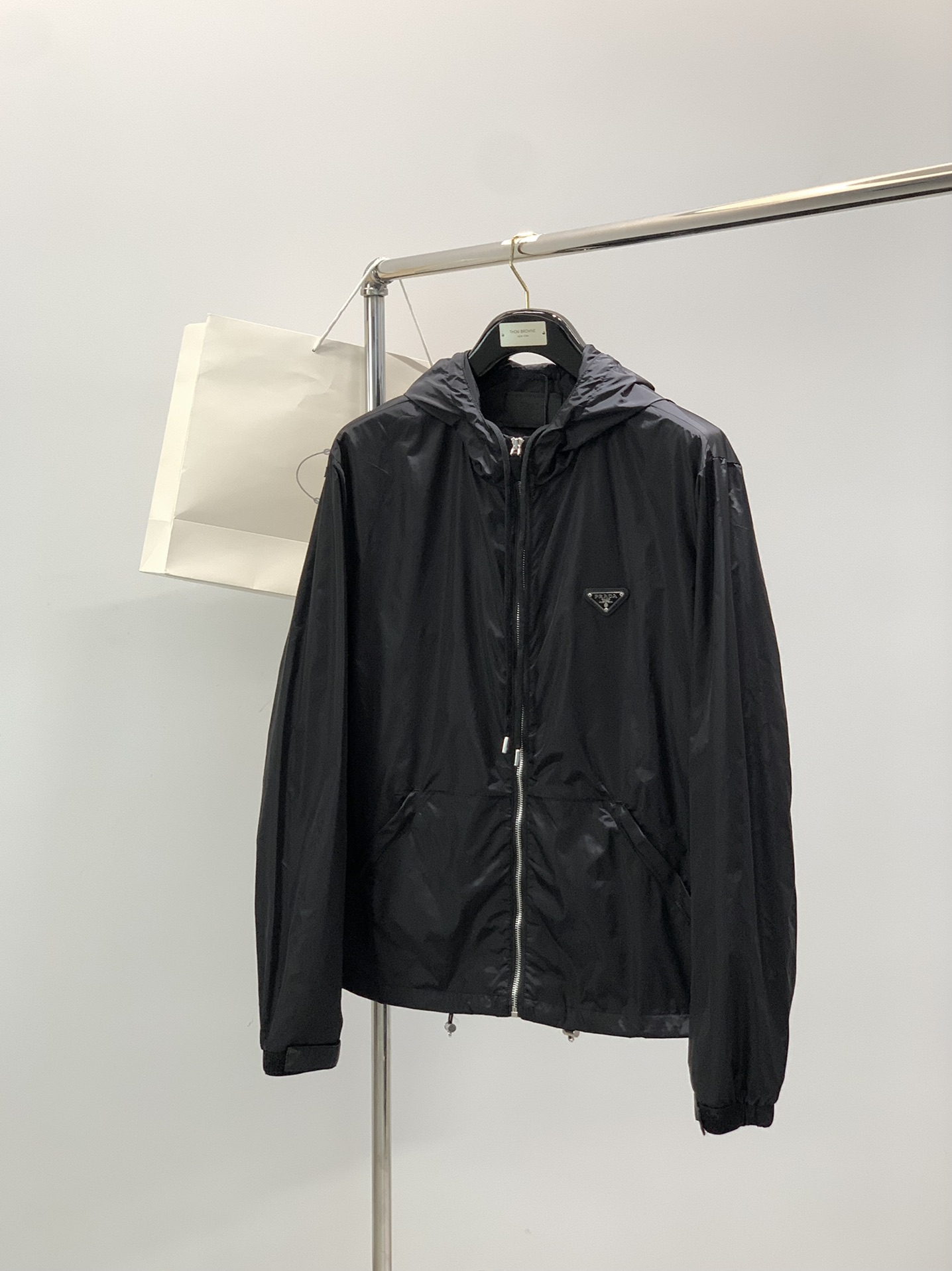 NO:596668,,PRADA Prada, the latest autumn products, available at counters simultaneously, fashionable and casual hooded jacket, imported original fabrics, extremely complex workmanship, the only channel that can be used as a purchasing agent, top-notch printing letter pattern logo, original hardware accessories decoration, extremely high-grade, comfortable and versatile, handsome and stylish upper body, size S-XL,,prada,prada,jackets & coats,hats,alexander wang19860909,PRADA 普拉达,秋季最新品,专柜同步有售,时尚休闲连帽外套,进口原版面料,做工极为复杂,唯一可以做代购级别的渠道狠货,顶级印胶工艺字母图案logo,原版五金辅料装饰,档次极高,舒适百搭,上身帅气有型,码数S-XL,,prada,prada,jackets & coats,hats,alexander wang,Men's clothing