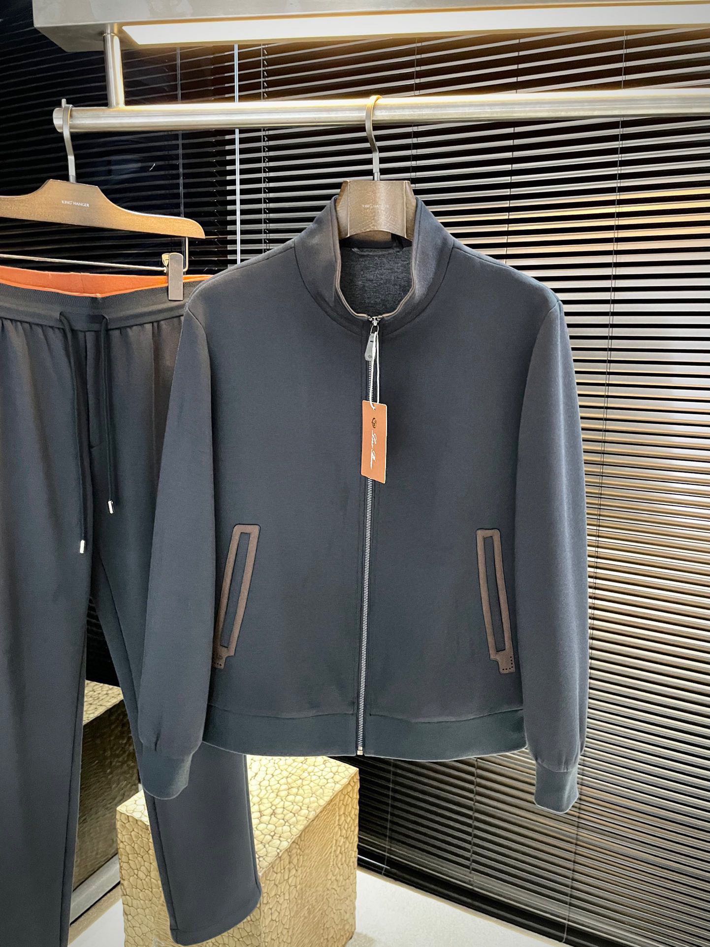 NO:596634,Jacket P LP (Nuoyou Panya) is highly recommended! New products for autumn and winter, full of tone, very nice on the upper body, super stylish, definitely a weapon to attract repeat customers! Fashionable and trendy suit. Made of imported modal fabric, with good comfort and exquisite workmanship! Casual and handsome European and American style! Smooth and neat, the upper body is straight and stylish, fashionable and handsome, a full sportsman image! Color Black Blue Brown Size M-3XL,,loro piana,jackets & coats,alexander wang19860909外套 P  LP（诺悠翩雅）重磅推荐！秋冬新品 十足腔调 上身非常的赞 超有型 绝对是吸引回头率的利器！时尚潮流套装.采用进口莫代尔面料,舒适度好,车工精湛！随性帅气的欧美调调！流畅利落 上身挺括有型,时尚又帅气,十足的型男形象！顏色 黑色 兰色 咖色 尺码 M-3XL,,loro piana,jackets & coats,alexander wang,Men's clothing