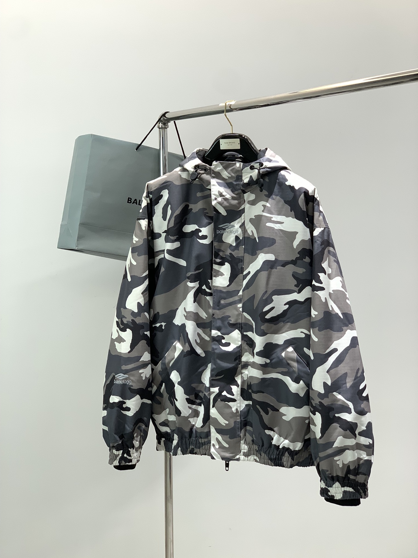 NO:596665,, Balenciaga, the latest winter model, available at the counter simultaneously, original order, popular fashionable casual hooded cotton jacket, imported original fabric, unique design, top embroidery craft letter pattern decorative logo, original hardware accessories decoration, simple and fashionable, handsome upper body, complete three standards, size 46485052, length 76777879, bust 71737577  Shoulder width 58596061 /,,balenciaga,balenciaga,jackets & coats,jackets & coats,hats,alexander wang19860909,Balenciaga 巴黎世家,冬季最新款,专柜同步有售,原单狠货,爆款时尚休闲连帽棉夹克外套,进口原版面料,独特设计,顶级刺绣工艺字母图案装饰logo,原版五金辅料装饰,简约时尚 ,上身帅气,三标齐全,码数46-52  尺码46485052 衣长76777879 胸围71737577 肩宽58596061 /,,balenciaga,balenciaga,jackets & coats,jackets & coats,hats,alexander wang,Men's clothing