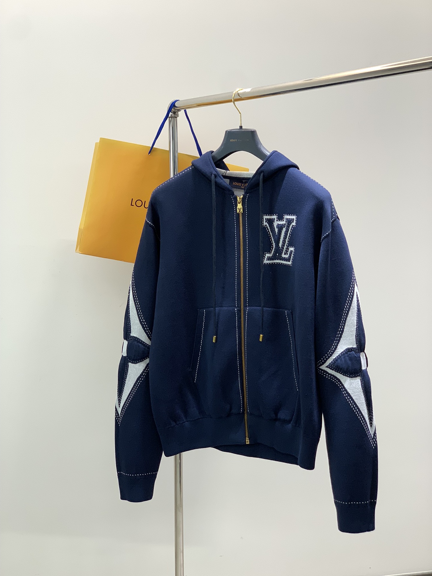 NO:596693,, LouisVuitton Louis Vuitton, the latest autumn and winter style, available at counters simultaneously, original order, fashionable and casual hooded knitted cardigan, the upper body is very unique!  Eye-catching and bright, imported original fabrics, top-quality knitting craftsmanship letter pattern decoration Logo, original hardware accessories decoration, simple yet fashionable, classic atmosphere, comfortable and breathable, handsome and stylish upper body, size S-XL,, louis vuitton, louis vuitton, hats, alexander wang19860909,LouisVuitton 路易威登,秋冬最新款,专柜同步有售,原单狠货,时尚休闲连帽针织开衫,上身很有特点！吸睛而有亮点,进口原版面料,顶级针织工艺字母图案装饰Logo,原版五金辅料装饰,简单而不失时尚,经典大气,舒适透气,上身帅气有型,码数S-XL,,louis vuitton,louis vuitton,hats,alexander wang,Men's clothing