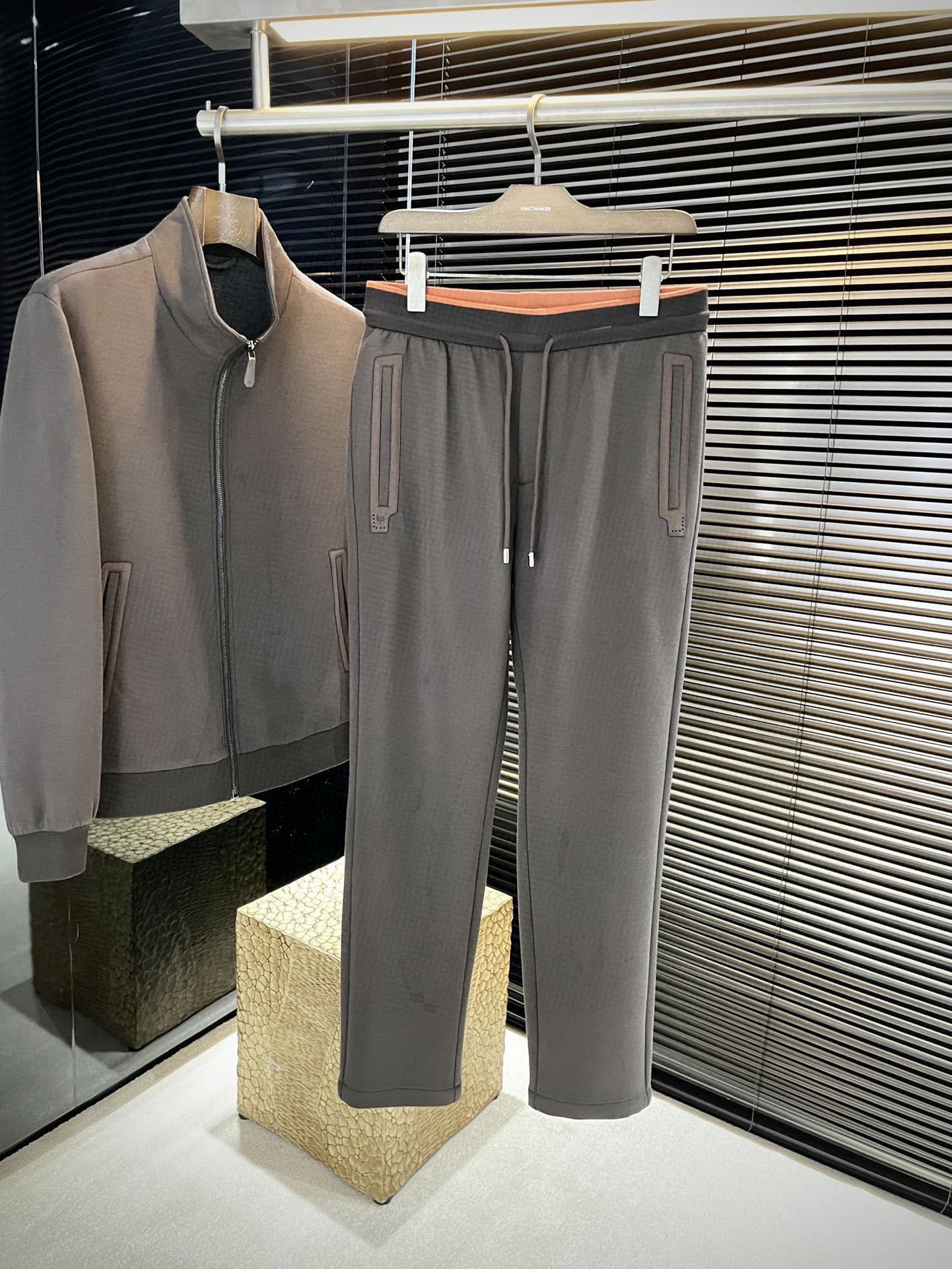 NO:596608,Pants P LP (Nuoyou Panya) are highly recommended! New products for autumn and winter, full of tone, very nice on the upper body, super stylish, definitely a weapon to attract repeat customers! Fashionable and trendy suit. Made of imported modal fabric, with good comfort and exquisite workmanship! Casual and handsome European and American style! Smooth and neat, the upper body is straight and stylish, fashionable and handsome, a full sportsman image! Color Black Blue Brown Size M-3XL,,loro piana,alexander wang19860909裤子 P  LP（诺悠翩雅）重磅推荐！秋冬新品 十足腔调 上身非常的赞 超有型 绝对是吸引回头率的利器！时尚潮流套装.采用进口莫代尔面料,舒适度好,车工精湛！随性帅气的欧美调调！流畅利落 上身挺括有型,时尚又帅气,十足的型男形象！顏色 黑色 兰色 咖色 尺码 M-3XL,,loro piana,alexander wang,Men's clothing