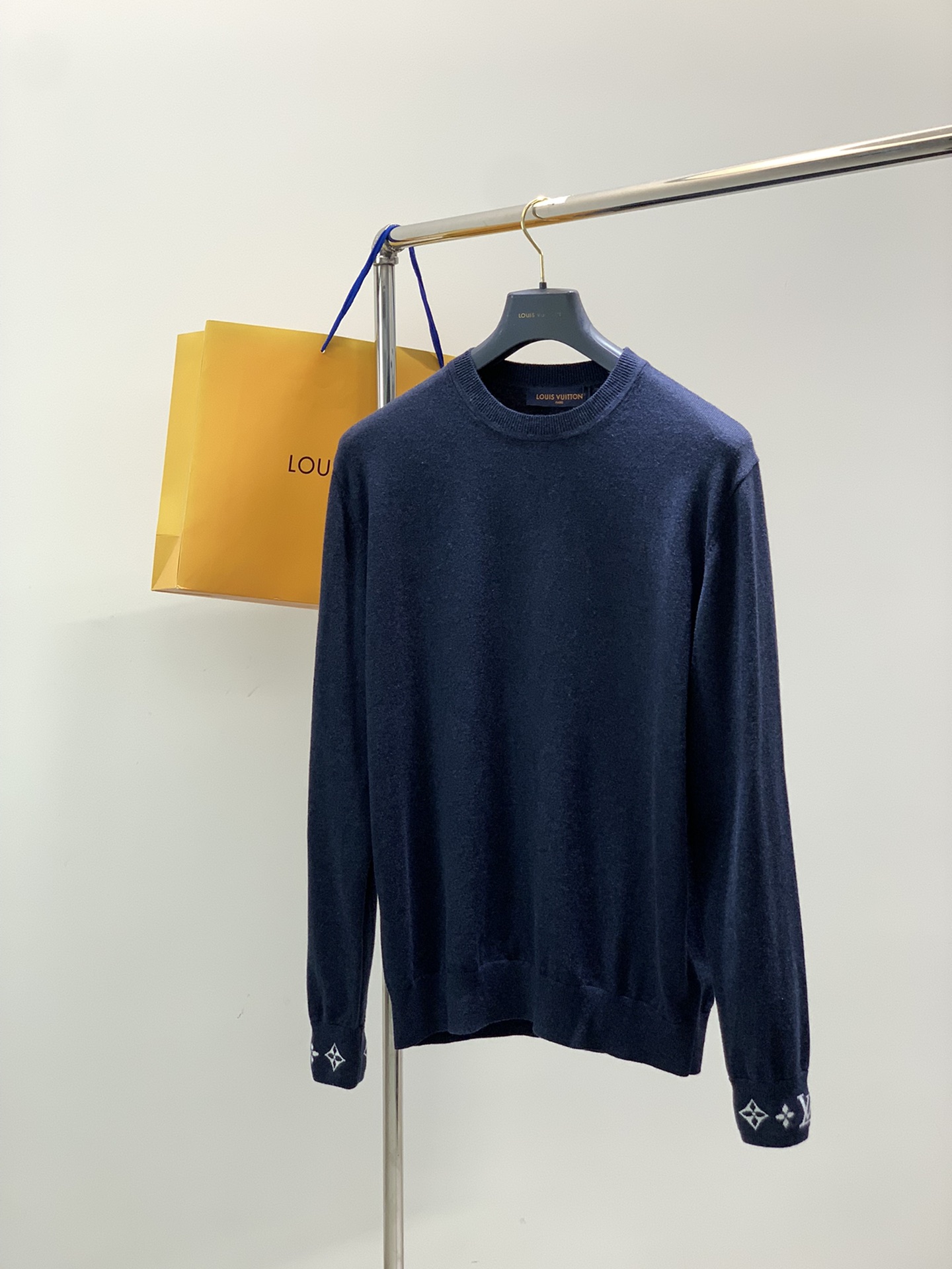 NO:596687,, LouisVuitton Louis Vuitton, the latest autumn and winter style, available at counters simultaneously, original order, fashionable and casual knitted round neck long-sleeved sweater, the upper body is very unique!  Eye-catching and bright, imported original fabrics, top knitted craftsmanship letter pattern decoration logo, simple yet fashionable, classic atmosphere, comfortable and breathable, handsome and stylish upper body, 2 colors recommended, size S-XL size SML  vuitton,sweaters,alexander wang19860909,LouisVuitton 路易威登,秋冬最新款,专柜同步有售,原单狠货,时尚休闲针织圆领长袖毛衣,上身很有特点！吸睛而有亮点,进口原版面料,顶级针织工艺字母图案装饰Logo,简单而不失时尚,经典大气,舒适透气,上身帅气有型,2色推荐,码数S-XL 尺码SMLXL 衣长67697173 胸围54565860 肩宽45474951 袖长63646566,,louis vuitton,louis vuitton,sweaters,alexander wang,Men's clothing