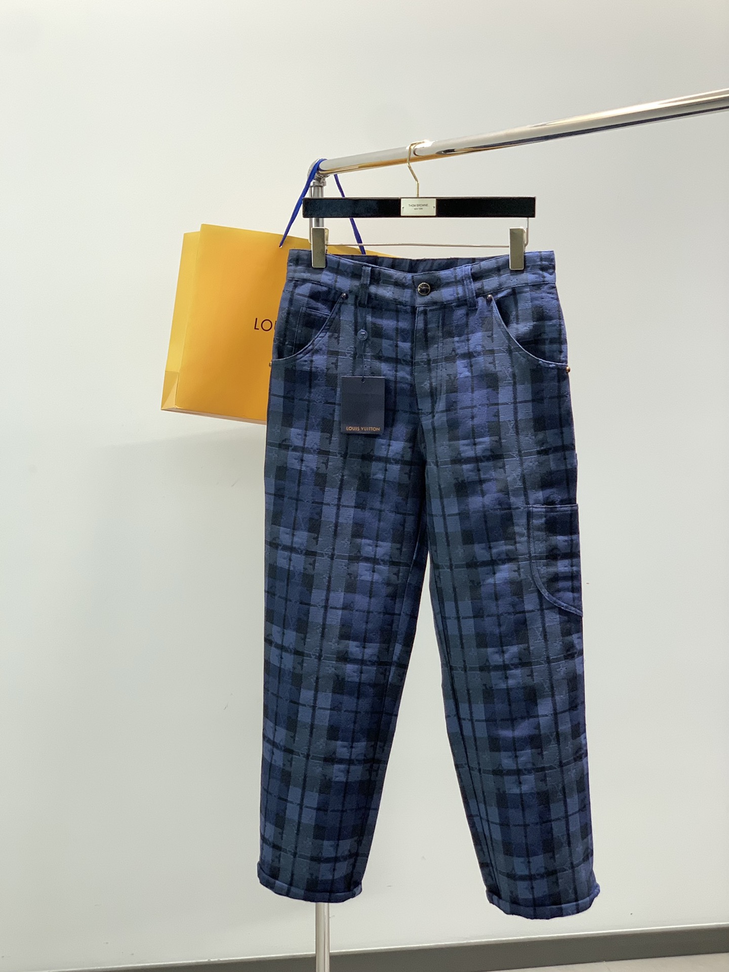 NO:596699,Clothes, pants P, Louis Vuitton, the latest autumn styles, available at counters simultaneously, original orders, fashionable casual suits, the upper body is very unique!  Eye-catching and bright, imported original fabrics, top-notch printing technology letter pattern decorative logo, original hardware accessories decoration, simple yet stylish, classic atmosphere, comfortable and breathable, handsome and stylish upper body, size S-XL size SML  XL pants length 101102103104 waist 84889296 hips 102106110114 feet 44464850,,louis vuitton,louis vuitton,alexander wang19860909衣服,裤子P,LouisVuitton 路易威登,秋季最新款,专柜同步有售,原单狠货,时尚休闲套装,上身很有特点！吸睛而有亮点,进口原版面料,顶级印花工艺字母图案装饰Logo,原版五金辅料装饰,简单而不失时尚,经典大气,舒适透气,上身帅气有型,码数S-XL 尺码SMLXL 衣长7071.57374.5 胸围118122126130 肩宽50.55253.555 袖长61626364 SML XL 裤长101102103104 腰围84889296 臀围102106110114 脚口44464850,,louis vuitton,louis vuitton,alexander wang,Men's clothing