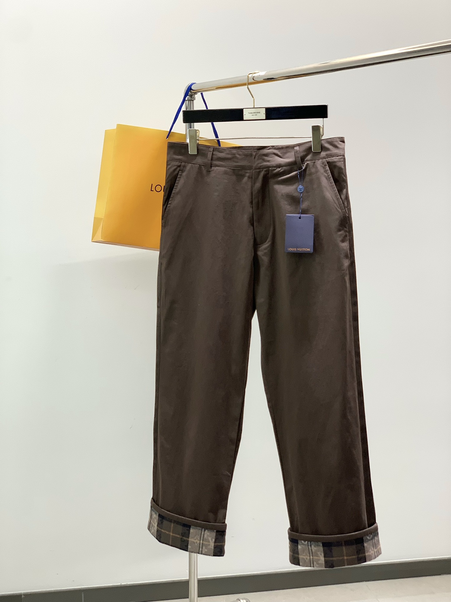 NO:596670,, LouisVuitton Louis Vuitton, the latest autumn style, available at counters at the same time, original order, fashionable casual pants, the upper body is very unique!  Eye-catching and bright, imported original fabrics, top embroidery craftsmanship letter pattern decorative logo, original hardware accessories decoration, simple yet fashionable, classic atmosphere, comfortable and breathable, handsome and stylish upper body, code number 46-52, size 46485052, pants length 108109110111, waist 889296100, hips 108112116120,,louis  vuitton,louis vuitton,alexander wang19860909,LouisVuitton 路易威登,秋季最新款,专柜同步有售,原单狠货,时尚休闲裤,上身很有特点！吸睛而有亮点,进口原版面料,顶级刺绣工艺字母图案装饰Logo,原版五金辅料装饰,简单而不失时尚,经典大气,舒适透气,上身帅气有型,码数46-52 尺码46485052 裤长108109110111 腰围889296100 臀围108112116120,,louis vuitton,louis vuitton,alexander wang,Men's clothing