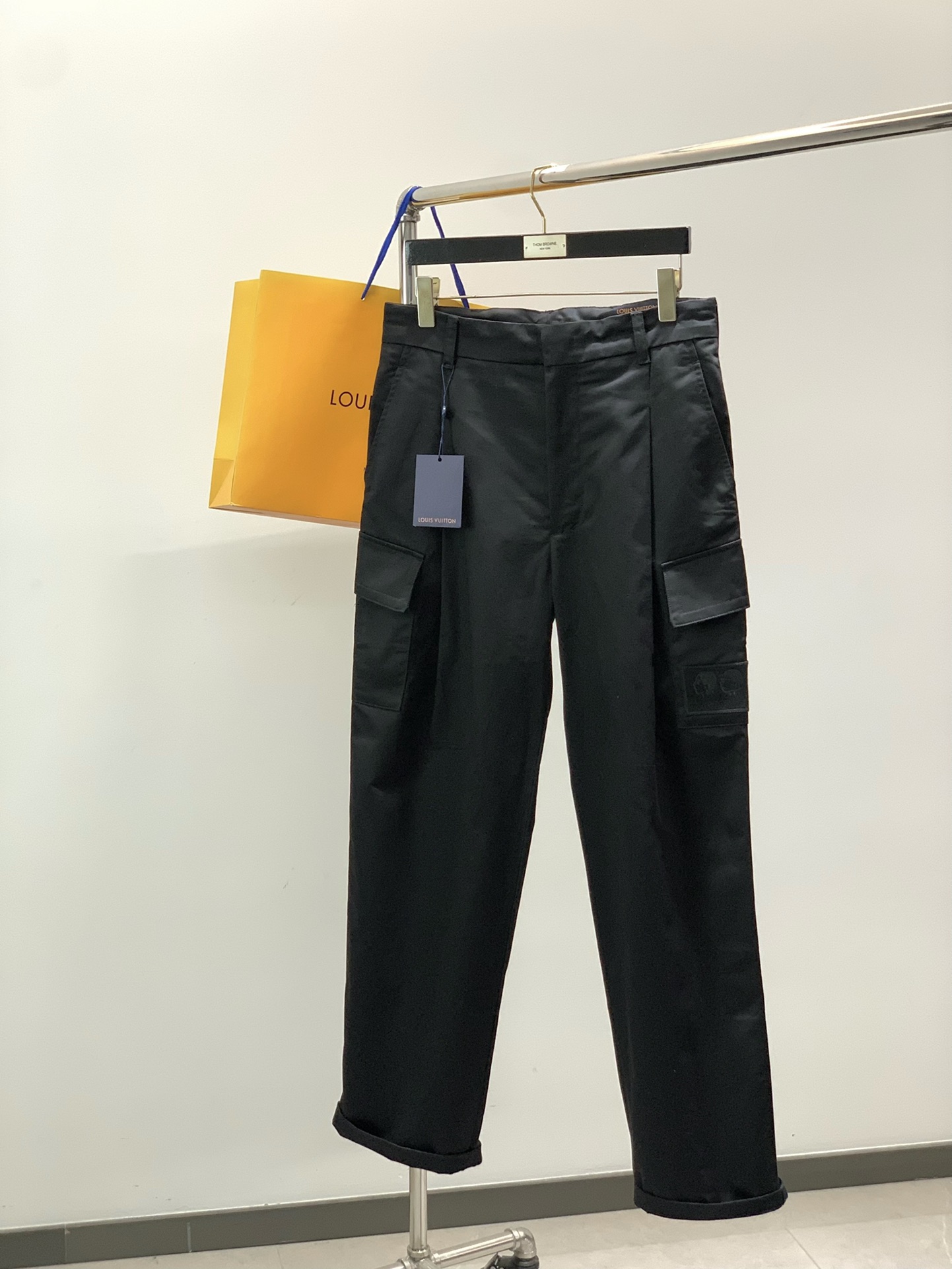 NO:596681,, LouisVuitton Louis Vuitton, the latest autumn style, available at counters at the same time, original order, fashionable casual pants, the upper body is very unique!  Eye-catching and bright, imported original fabrics, top embroidery craftsmanship letter pattern decorative logo, original hardware accessories decoration, simple yet fashionable, classic atmosphere, comfortable and breathable, handsome and stylish upper body, 2 colors recommended, size S-XL size SML  footkou 48505254,,louis vuitton,louis vuitton,alexander wang19860909,LouisVuitton 路易威登,秋季最新款,专柜同步有售,原单狠货,时尚休闲裤,上身很有特点！吸睛而有亮点,进口原版面料,顶级刺绣工艺字母图案装饰Logo,原版五金辅料装饰,简单而不失时尚,经典大气,舒适透气,上身帅气有型,2色推荐,码数S-XL 尺码SML XL 裤长106107108109 腰围84889296 臀围98102106110 脚口48505254,,louis vuitton,louis vuitton,alexander wang,Men's clothing