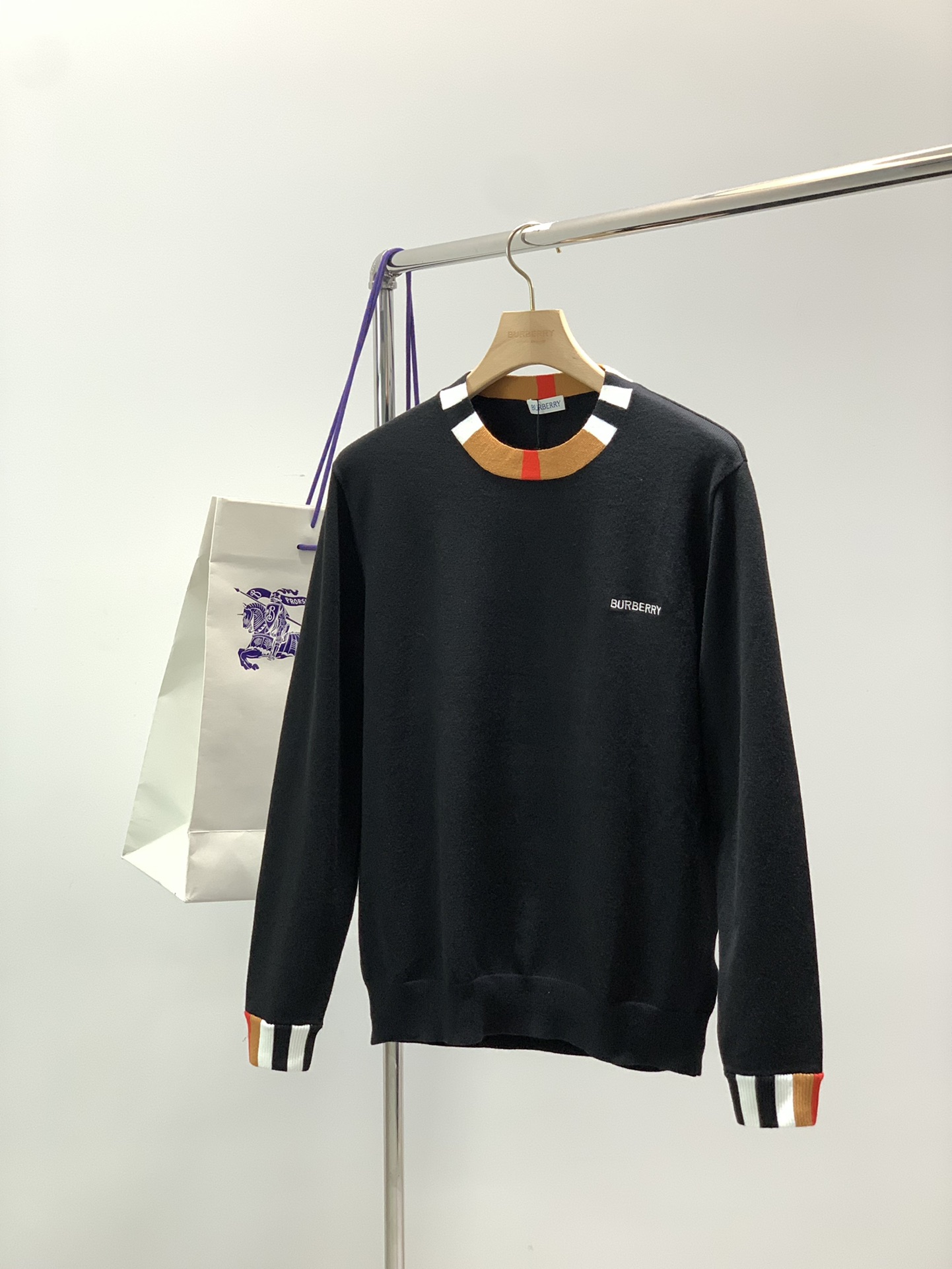 NO:596678,, Burberry, the latest autumn and winter products, available at counters simultaneously, original goods, fashionable and casual knitted crew neck sweater, imported original fabrics, the upper body is comfortable and breathable, top-notch embroidery technology letter pattern decoration logo, extremely high grade, comfortable and versatile, the upper body is very handsome, 2 colors recommended, size M-3XL,, burberry, burberry, sweaters, alexander wang19860909,Burberry 巴宝莉,秋冬最新品,专柜同步有售,原单狠货,时尚休闲针织圆领毛衣,进口原版面料,上身舒适透气,顶级刺绣工艺字母图案装饰logo,档次极高,舒适百搭,上身帅气十足,2色推荐,码数M-3XL,,burberry,burberry,sweaters,alexander wang,Men's clothing