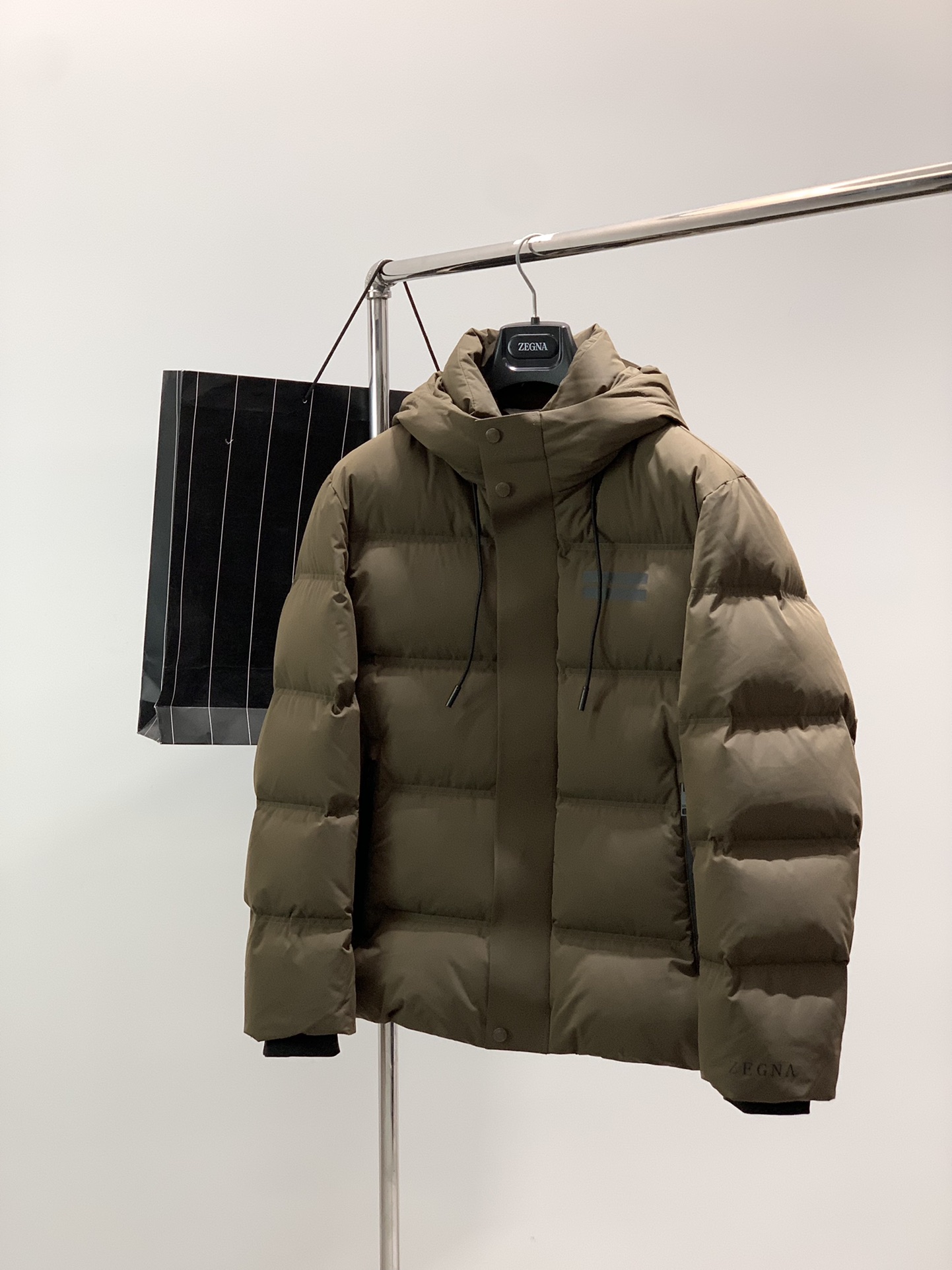 NO:646453,, Zegna, the latest winter product, available at counters simultaneously, original goods, fashionable and casual hooded down jacket, made of imported original fabrics, comfortable and breathable, top-notch printing technology, letter pattern decoration logo, original hardware accessories decoration, the upper body is very handsome!  Size M-3XL, 3 colors recommended, hot style,,zegna,down jacket,hats,alexander wang19860909,杰尼亚 Zegna,冬季最新品,专柜同步有售,原单狠货,时尚休闲连帽羽绒服,采用进口原版面料,舒适透气,顶级印花工艺字母图案装饰logo,原版五金辅料装饰,上身帅气十足！码数M-3XL,3色推荐,爆款,,zegna,down jacket,hats,alexander wang,Men's clothing