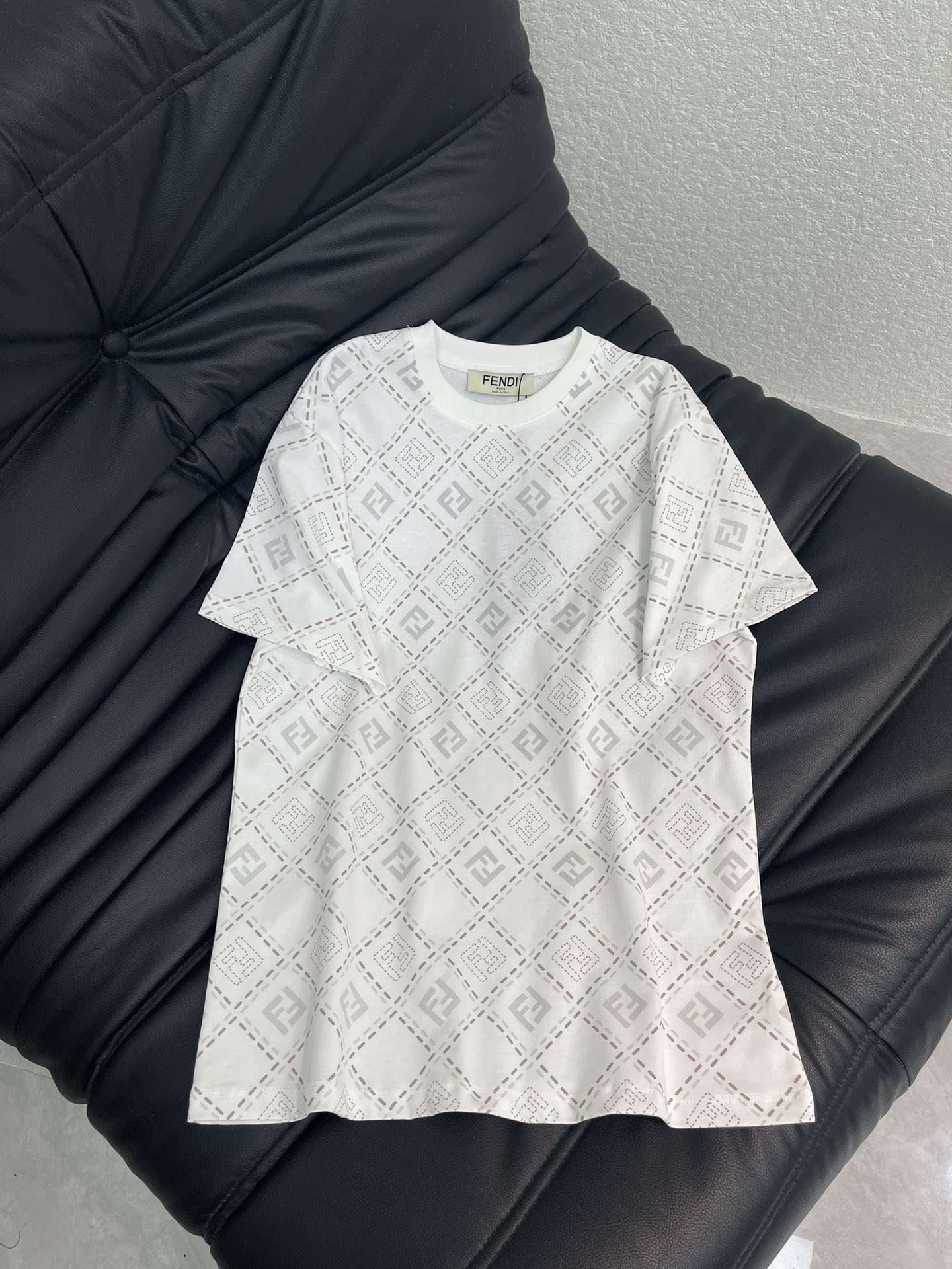 NO:590367,Fend*26 new early spring round neck printed rhombus short-sleeved T-shirt. Customized YB twill cotton material, breathable and comfortable, full of texture. Regular short-sleeved T-shirt cut to highlight the brand style. Made of pure cotton with a slight stretch, showing a slimming visual effect. The neckline is  Threaded edges, the whole body is printed with a diamond texture with dotted lines and a double F pattern. The design is novel and fashionable, and it is stylish when worn alone. SML, fendi, T-shirt, tees, t-shirt, alexander  wang19860909Fend*26早春新款圆领印花菱格短袖T恤.定制YB斜纹全棉材质,透气舒适,质感十足,常规短袖T恤裁剪,凸显品牌格调,采用克重纯棉制成,略带有弹力,呈现显瘦视觉效果,领口以螺纹包边,大身满印虚线分布的菱格纹理虚实相间的双F图案,设计新颖时尚,单穿内搭都出彩时髦.SML,,fendi,T-shirt,tees，t-shirt,alexander wang,Women's clothing