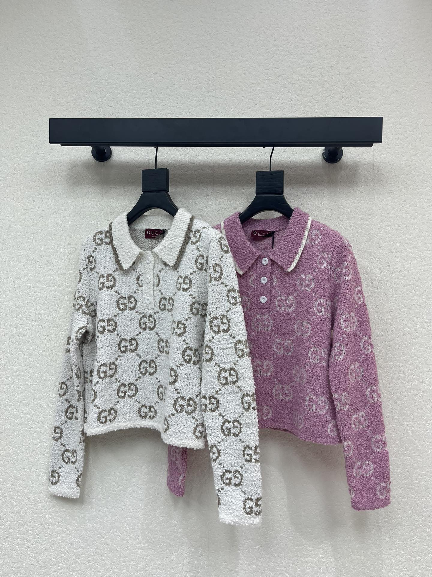 NO:590364,Gucc*25 new grainy jacquard knitted top for autumn and winter. Customized YB wool yarn weaving, process processing, obvious graininess, high quality, lapel knitted long-sleeved sweater, narrowed thread binding, white collar outline, perfect details, western charm, double G jacquard embellishment throughout the body, creating brand style, loose fit tailoring, tolerant wear, age reduction and whitening. SML,,gucci,sweaters,alexander wang19860909Gucc*25秋冬新款颗粒感提花针织上衣.定制YB羊毛纱线织造,工艺处理,颗粒感明显,质感上乘,翻领针织长袖毛衣,螺纹包边收窄,领边白边勾勒,细节满分,洋气魅力,大身通体双G提花点缀,打造品牌格调,松身版型剪裁,穿搭包容,减龄显白.SML,,gucci,sweaters,alexander wang,Women's clothing