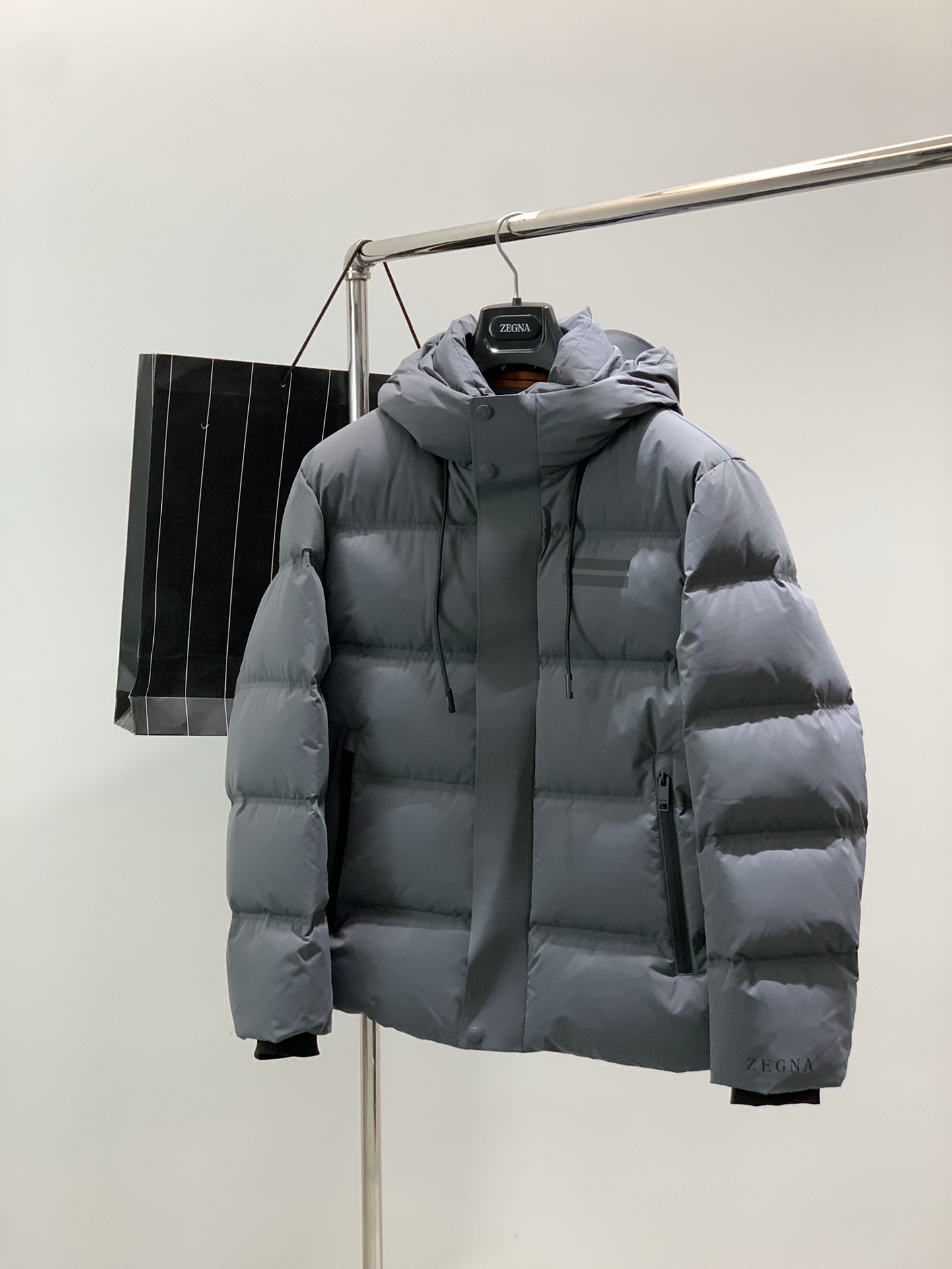 NO:596690,, Zegna, the latest winter product, available at counters simultaneously, original goods, fashionable and casual hooded down jacket, made of imported original fabrics, comfortable and breathable, top-notch printing technology, letter pattern decoration logo, original hardware accessories decoration, the upper body is very handsome!  Size M-3XL, 3 colors recommended, hot style,,zegna,down jacket,hats,alexander wang19860909,杰尼亚 Zegna,冬季最新品,专柜同步有售,原单狠货,时尚休闲连帽羽绒服,采用进口原版面料,舒适透气,顶级印花工艺字母图案装饰logo,原版五金辅料装饰,上身帅气十足！码数M-3XL,3色推荐,爆款,,zegna,down jacket,hats,alexander wang,Men's clothing