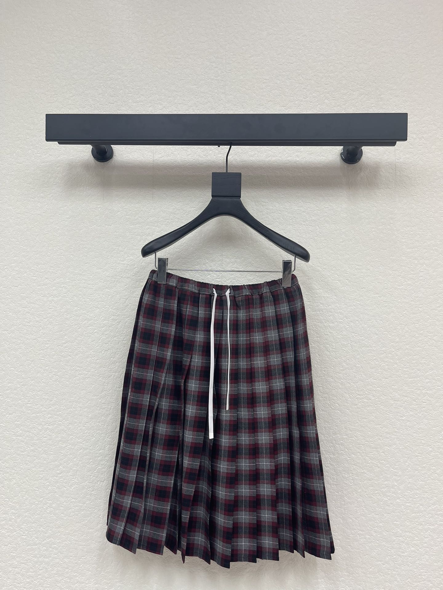 NO:590373,*25 new autumn and winter plaid shirt + pleated skirt suit. American retro red dark plaid shirt with retro plaid pattern, loose fit and embroidered lettering logo of the same color. Elastic waist plaid drawstring pleated skirt with sharp pleats. The middle drawstring can adjust the tightness. SML,,skirts,shirts,alexander wang19860909*25秋冬新款格子衬衫+百褶半裙套装.美式复古红色暗格衬衫复古格纹图案、宽松版型以及刺绣同色刻字徽标,松紧腰格子抽绳百褶裙锋利压褶,中间抽绳可调节松紧度. SML,,skirts,shirts,alexander wang,Women's clothing