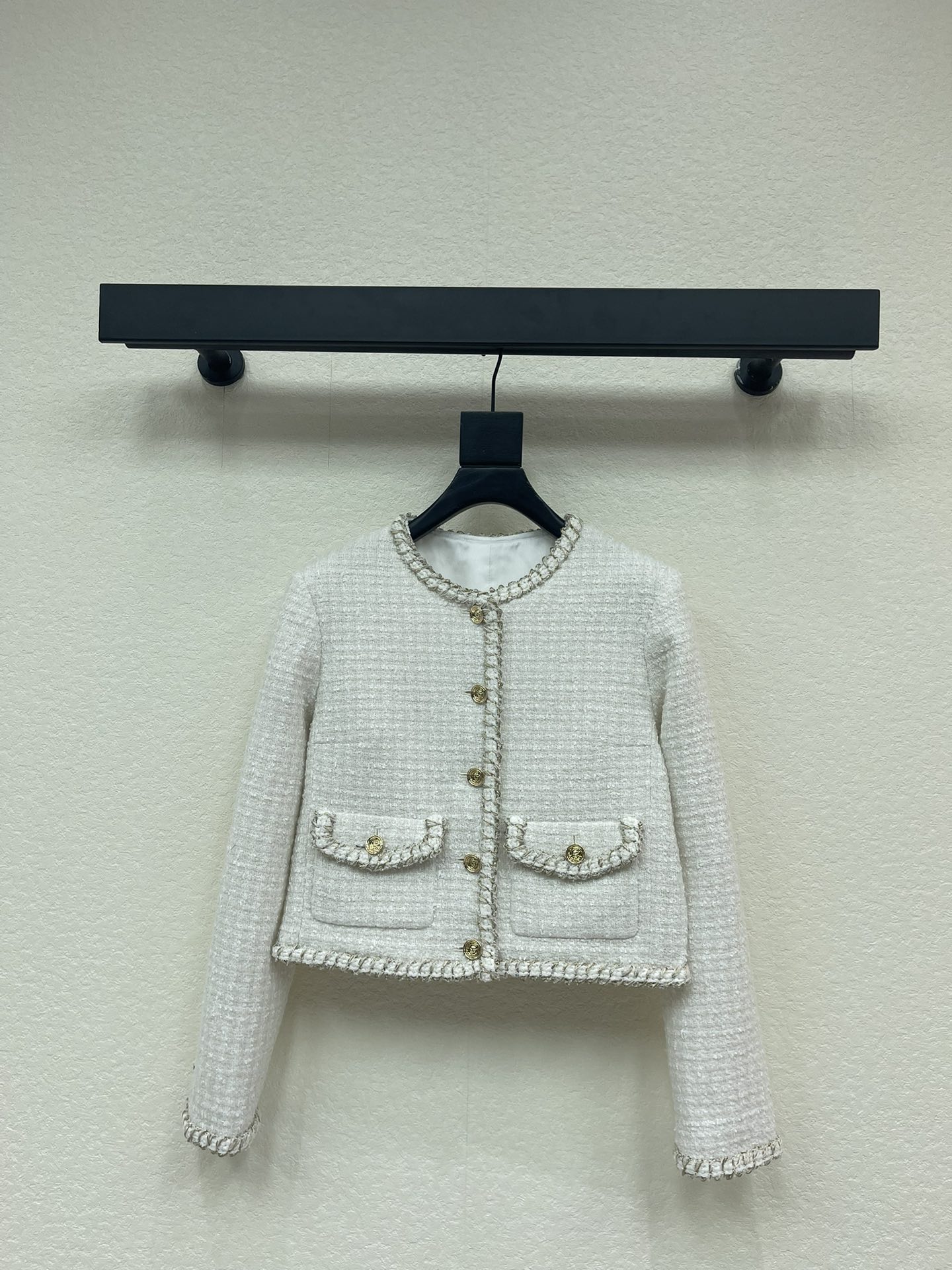 NO:591186,Chane*25 autumn and winter latest double pocket decorative trim short jacket, high-end and elegant, custom-made fabric with three-dimensional woven texture, feels particularly good, very high-end, trim design, short version is particularly practical for daily commuting, well out of the circle, recommended S-XL,,chanel,jackets & coats,alexander wang19860909Chane*25秋冬最新款双口袋装饰镶边短款小外套 高级优雅 定制面料 带有立体编织纹理 手感特别好 很高级 镶边设计 短款版型特别实穿 通勤日常 妥妥出圈 推荐 S-XL,,chanel,jackets & coats,alexander wang,Women's clothing