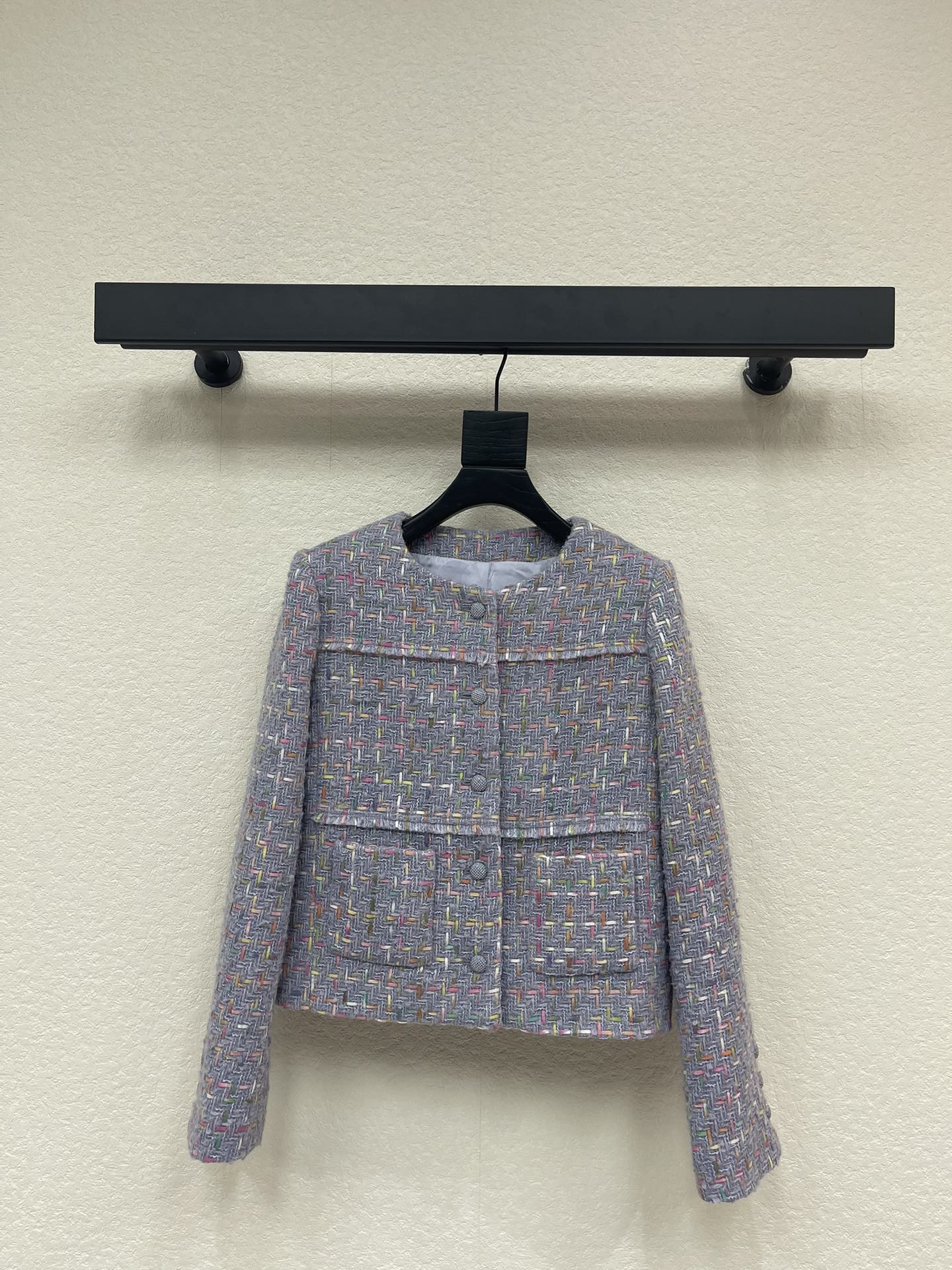 NO:591192,Chane*25 new autumn and winter product, small fragrance style, high-end age-reducing taro purple woven tweed jacket. The beautiful lady-style colored gauze woven fabric is super beautiful in real life. The pink and tender color simply brings a sense of elegance. An exciting little fragrance style. A must-have for those who love pink. The custom-made color hardware buttons are very exquisite. The upper body has a noble temperament. A must-have for rich families. SML A,,chanel,jackets & coats,alexander wang19860909Chane*25秋冬新品小香风高级减龄香芋紫编织粗花呢外套 绝美名媛风彩纱编织面料实物超美 粉嫩粉嫩的简直自带优雅感 令人心动的小香风 粉色控必入 定制配色五金钮扣非常精美 上身自带高贵气质 富家千金必备 SML A,,chanel,jackets & coats,alexander wang,Women's clothing