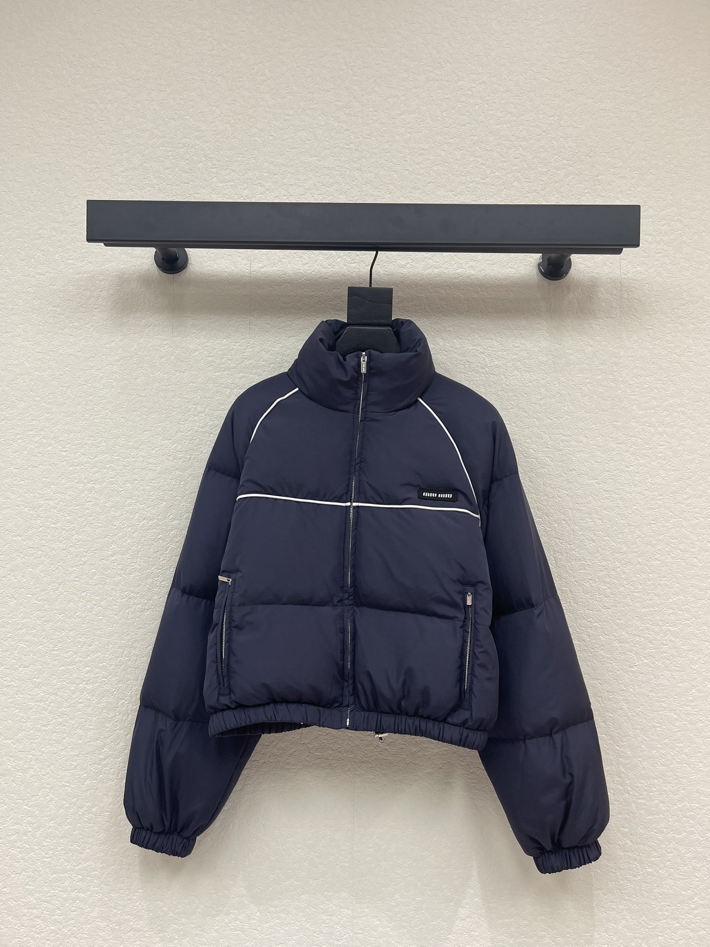 NO:590376,Comes with dust bag *25 new autumn and winter short style down jacket jacket. Down jacket is an iconic item in Miu's wardrobe, showing a rebellious modern spirit. This slightly short design is inspired by the sports piping on the show, showing a casual and versatile style. SML,,miumiu,jackets & coats,jackets & coats,down jacket,alexander wang19860909配防尘袋 *25秋冬新款抓短款羽绒服夹克外套.羽绒夹克是Miu 衣橱中的标志性单品,展现出叛逆的现代精神.这款略微短款的设计灵感源自秀场上的运动风滚边,呈现出休闲且多功能的风格.SML,,miumiu,jackets & coats,jackets & coats,down jacket,alexander wang,Women's clothing