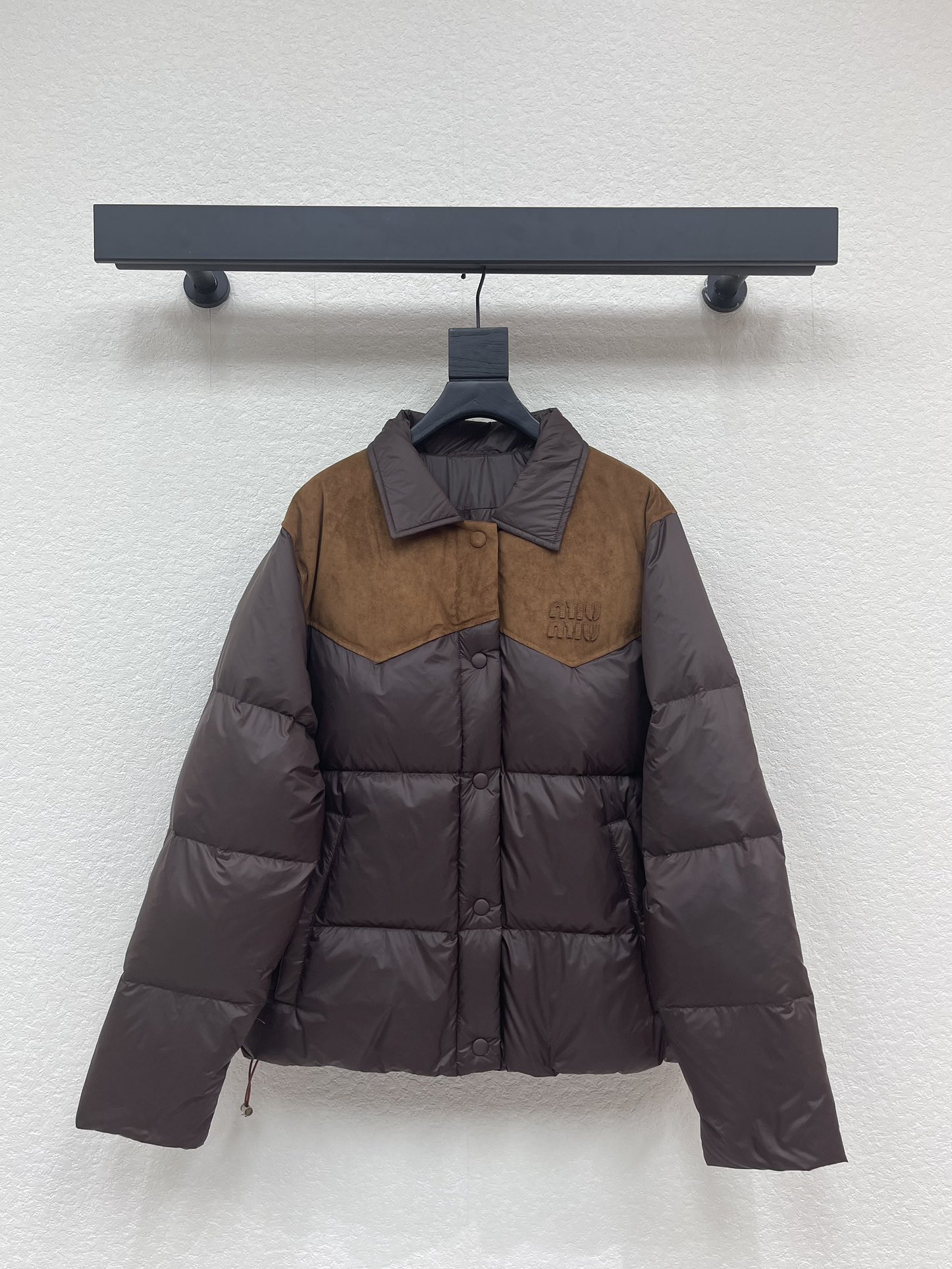 NO:590385,Comes with dust bag Miumi*25 new autumn and winter contrasting suede splicing down jacket. A must-have for winter. National standard 90 white goose down filling, retro coffee brown, with old money fashion sense. Simple bread jacket design. Suede splicing design on the shoulders. Classic logo letter logo details on the chest. Lazy, casual and high-end. A must-have for practical wear. SML,,miumiu,jackets & coats,down jacket,chamois  leather,alexander wang19860909配防尘袋Miumi*25秋冬新品撞色麂皮绒拼接羽绒服外套 冬季必备款 国标90白鹅绒填充复古的咖棕色 自带老钱时髦感 简约面包服设计 肩部采用麂皮绒拼接设计 胸前经典的徽标字母logo细节 慵懒随性又高级 实穿款人手必入 SML,,miumiu,jackets & coats,down jacket,chamois leather,alexander wang,Women's clothing