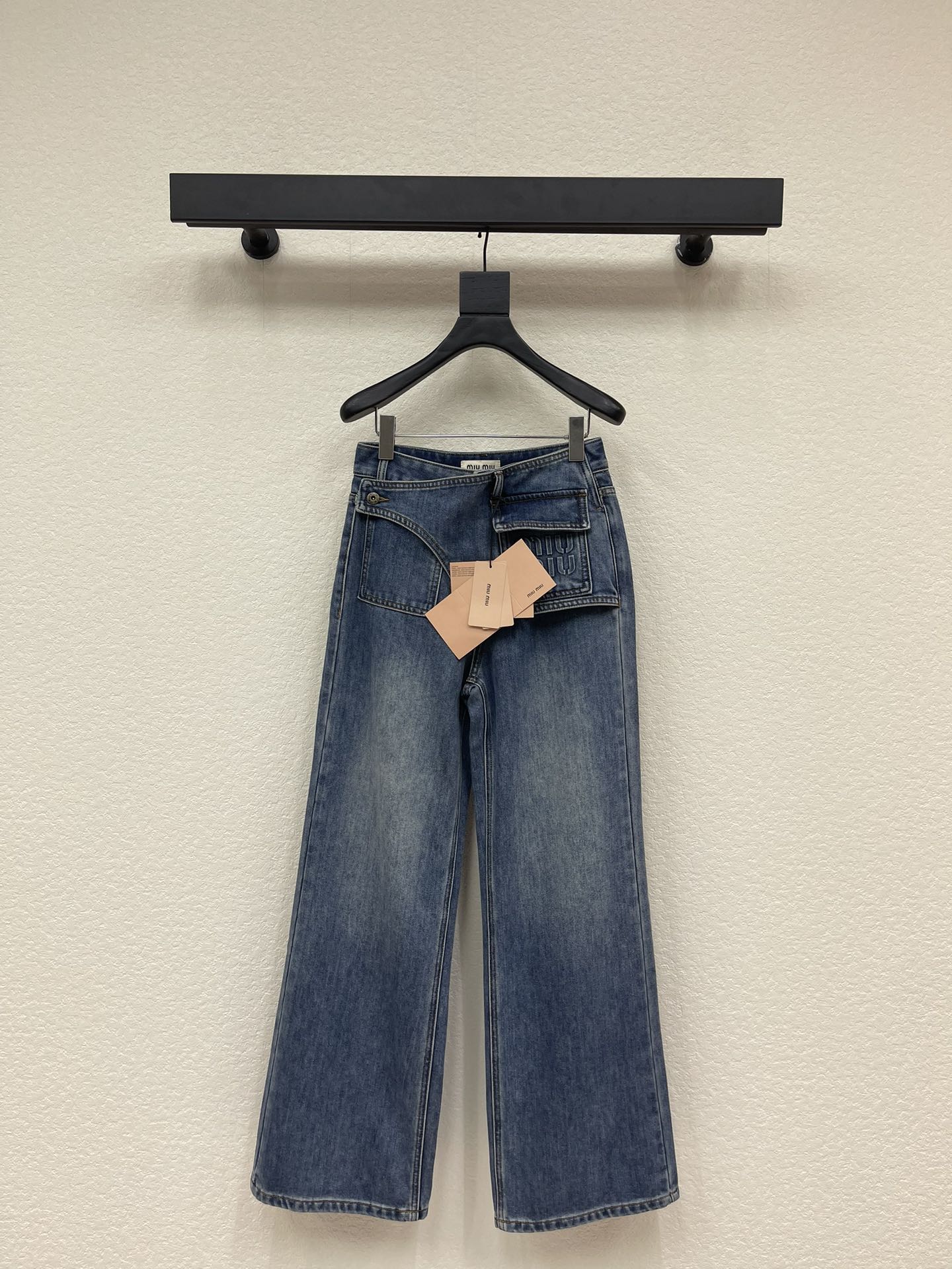 NO:589238,Miumi*25 winter series Miumijia, waistband design pockets taped fleece straight pants, a must-have series for autumn and winter, using original color yeast retro nostalgic washing process, selected imported denim cotton micro-elastic fabric upper body without a sense of restraint, soft, waistband bevel design pockets taped LOGO design, small people can easily get√ soft and comfortable texture!  Suitable for any body shape. One-piece winter series for South China. Color dark blue. Sizes SML, miumiu, alexander wang19860909Miumi*25冬季系列缪缪家,腰头设计感口袋压胶抓绒直筒裤,秋冬必备系列,采用原色酵母复古怀旧水洗工艺精选进口牛仔棉微弹面料上身没束缚感,柔软,腰头斜边设计感口袋压胶LOGO设计,小个子轻松get√质感柔软舒适！任何身形都可驾驭.华南地区一件过冬系列 颜色深蓝 尺码SML,,miumiu,alexander wang,Women's clothing