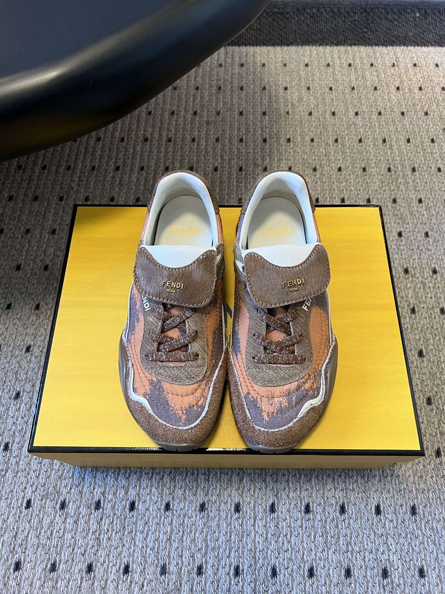 NO:593451,Men's 10 Fendi retro-style flat-soled sports and casual shoes. The upper is made of cow suede + leather splicing, with an old texture. The texture is high-end and unique; the tongue has the FENDI logo, and the brand recognition is hidden in the details. The round toe + Velcro buckle, easy to put on and take off and adapt to different foot types;  The shoe shape is loose, tolerant of wide feet/fat feet, and at the same time visually makes the feet small; the color scheme is low-saturated retro color, with a relaxed 'old money style' tone. The sole is a lightweight rubber sole, soft and elastic without tiring the feet, suitable for daily commuting or shopping; the style is compatible with retro, casual, light and mature style, and it goes well with jeans, suit pants, and dresses. The upper is cowhide, the inner sheepskin outsole is the original molded outsole, and the size is increased by 3cm  : 35-41 yards (customized sizes 40 are non-refundable), casual shoes/sports shoes, fendi, sneakers, skirts, jeans, business suit, cowhide, sheepskin19860909男10 Fendi复古风平底运动休闲鞋 鞋面是牛反绒+皮革拼接,自带做旧纹理,质感高级还显独特；鞋舌有FENDI标识,细节处藏着品牌辨识度.圆头+魔术贴搭扣,穿脱方便且适配不同脚型； 鞋型偏宽松,对脚宽/脚胖包容度高,同时视觉显脚小；配色是低饱和复古色系,自带松弛的“老钱风”调性.鞋底是轻质橡胶底,软弹不累脚,日常通勤或者逛街都适配；风格兼容复古、休闲、轻熟风,搭牛仔裤、西装裤、连衣裙都不违和. 鞋面牛皮 内里羊皮 大底原版开模大底 增高3cm size :35-41码（40码定制不退换）,休闲鞋/运动鞋,fendi,sneakers,skirts,jeans,business suit,cowhide,sheepskin,Women's Shoes