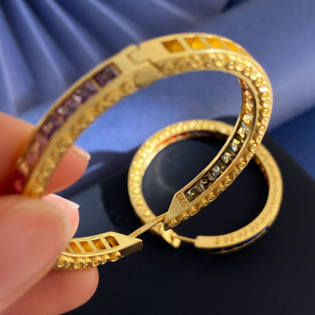 Dolce & Gabbana D&G欧美夸张 大圈圆形内外层半边镶彩色方形锆石侧边雕刻花纹图腾 耳环耳圈 黄铜材料 重约24