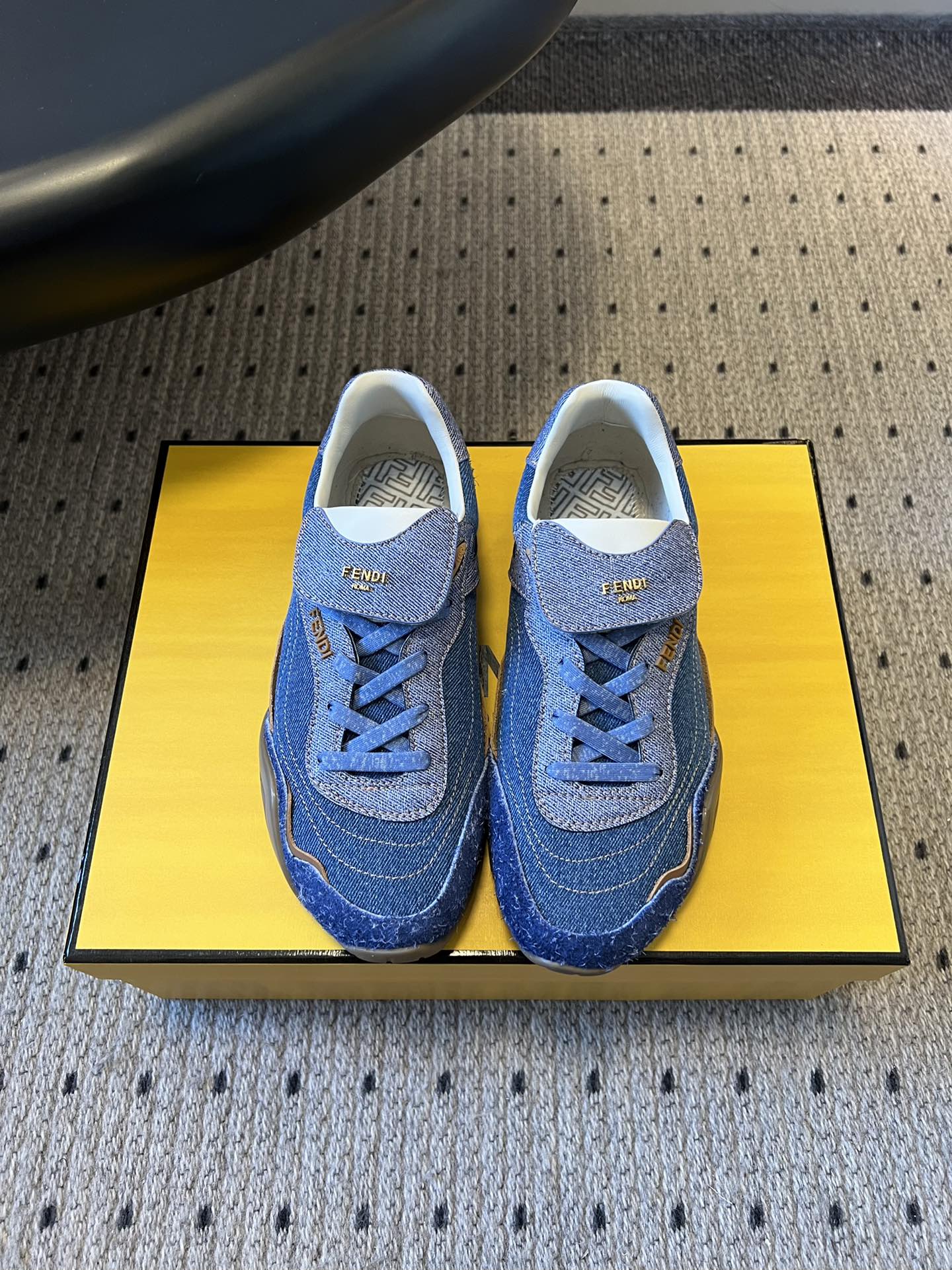 NO:594229,Top-quality Fend* retro-style flat-soled sports and casual shoes. The upper is made of cow suede + leather splicing, with an old texture. The texture is high-end and unique; the tongue has the FENDI logo, and the brand recognition is hidden in the details. The round toe + Velcro buckle, easy to put on and take off and adapt to different foot types;  The shoe shape is loose, tolerant of wide feet/fat feet, and at the same time visually makes the feet small; the color scheme is low-saturated retro color, with a relaxed 'old money style' tone. The sole is a lightweight rubber sole, soft and elastic without tiring the feet, suitable for daily commuting or shopping; the style is compatible with retro, casual, light and mature style, and it goes well with jeans, suit pants, and dresses. The upper is cowhide, the inner sheepskin outsole is the original molded outsole, and the size is increased by 3cm  : 35-41 yards (customized sizes 40 are non-refundable), casual shoes/sports shoes, fendi, sneakers, skirts, jeans, business suit, cowhide, sheepskin19860909顶级品质 Fend*复古风平底运动休闲鞋 鞋面是牛反绒+皮革拼接,自带做旧纹理,质感高级还显独特；鞋舌有FENDI标识,细节处藏着品牌辨识度.圆头+魔术贴搭扣,穿脱方便且适配不同脚型； 鞋型偏宽松,对脚宽/脚胖包容度高,同时视觉显脚小；配色是低饱和复古色系,自带松弛的“老钱风”调性.鞋底是轻质橡胶底,软弹不累脚,日常通勤或者逛街都适配；风格兼容复古、休闲、轻熟风,搭牛仔裤、西装裤、连衣裙都不违和. 鞋面牛皮 内里羊皮 大底原版开模大底 增高3cm size :35-41码（40码定制不退换）,休闲鞋/运动鞋,fendi,sneakers,skirts,jeans,business suit,cowhide,sheepskin,Women's Shoes