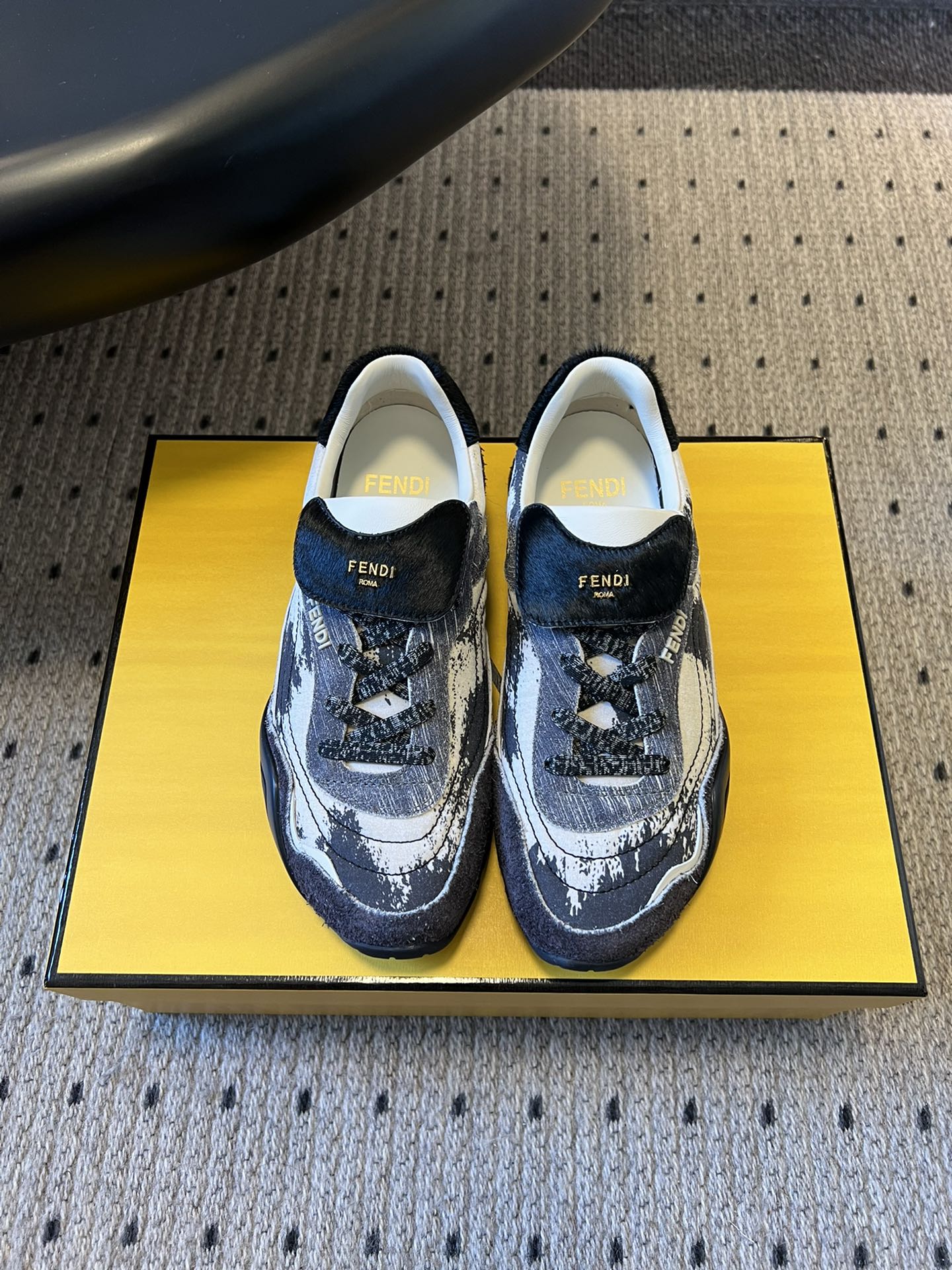 NO:593589,Fend* retro-style flat-soled sports and casual shoes. The upper is made of cow suede + leather splicing, with an old texture. The texture is high-end and unique. The tongue has the FENDI logo, and the brand recognition is hidden in the details. The round toe + Velcro buckle are easy to put on and take off and adapt to different foot types.  The shoe shape is loose, tolerant of wide feet/fat feet, and at the same time visually makes the feet small; the color scheme is low-saturated retro color, with a relaxed 'old money style' tone. The sole is a lightweight rubber sole, soft and elastic without tiring the feet, suitable for daily commuting or shopping; the style is compatible with retro, casual, light and mature style, and it goes well with jeans, suit pants, and dresses. The upper is cowhide, the inner sheepskin outsole is the original molded outsole, and the size is increased by 3cm  : 35-41 yards (customized sizes 40 are non-refundable), casual shoes/sports shoes, fendi, sneakers, skirts, jeans, business suit, cowhide, sheepskin19860909Fend*复古风平底运动休闲鞋 鞋面是牛反绒+皮革拼接,自带做旧纹理,质感高级还显独特；鞋舌有FENDI标识,细节处藏着品牌辨识度.圆头+魔术贴搭扣,穿脱方便且适配不同脚型； 鞋型偏宽松,对脚宽/脚胖包容度高,同时视觉显脚小；配色是低饱和复古色系,自带松弛的“老钱风”调性.鞋底是轻质橡胶底,软弹不累脚,日常通勤或者逛街都适配；风格兼容复古、休闲、轻熟风,搭牛仔裤、西装裤、连衣裙都不违和. 鞋面牛皮 内里羊皮 大底原版开模大底 增高3cm size :35-41码（40码定制不退换）,休闲鞋/运动鞋,fendi,sneakers,skirts,jeans,business suit,cowhide,sheepskin,Women's Shoes