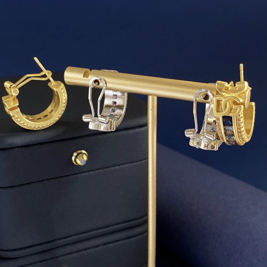 Dolce & Gabbana D&G新款欧美 C形镶钻彩色方形锆石底部DG字母耳扣耳拍耳环 黄铜材料 重约11