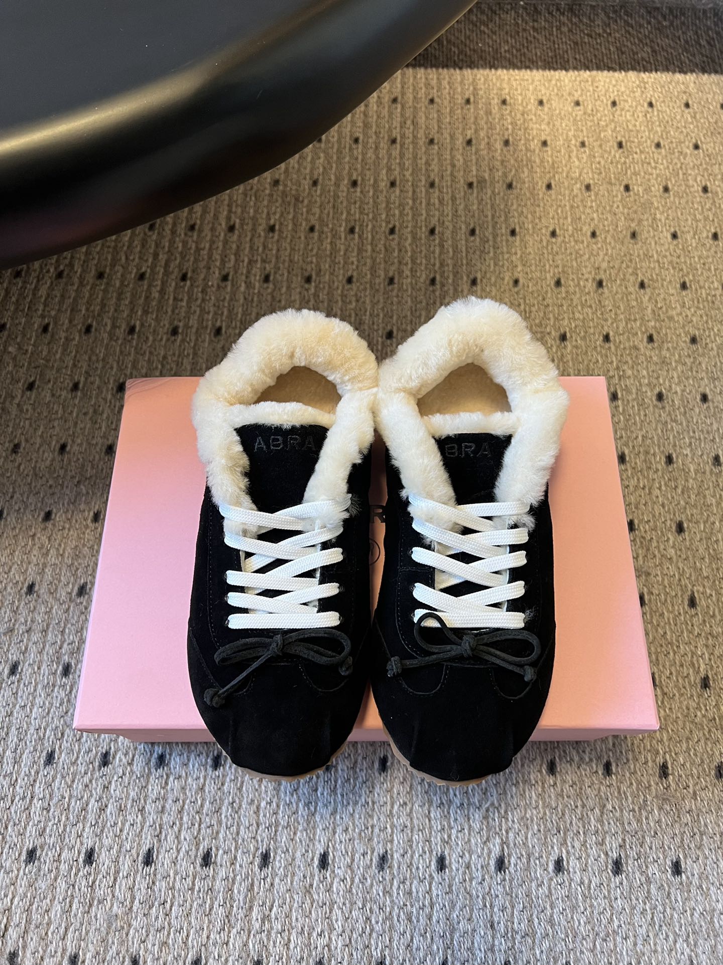 NO:593002,Abr* 25ss retro velvet round toe bow flat bottom velvet moral training shoes  The inside is made of 360° fully wrapped thick plush, with suede covering from the insole to the mouth of the shoe. The upper foot is like a 'walking electric blanket', which is suitable for autumn, winter and even the first snowy weather in the north. The shoe shape fits the Asian foot shape, with a rounded toe box and a wide last shape. People with high insteps and wide feet will not squeeze their feet when wearing them. The rubber soles are soft and light, and have three-dimensional anti-slip textures. Walking is like 'stepping on the clouds', and you will not feel tired after wearing them for a long time.  It retains the retro silhouette of Dexun shoes, and has contrasting colors, bow laces and other designs, available in leopard print, metallic silver, and multiple colors; the low top + thick sole can elongate the legs, and looks great with jeans and skirts. The uppers are mostly suede, waterproof and stain-resistant, and can be cleaned with a towel; the toe is designed to be resistant to kicking, so it is not easy to wear in daily wear. The upper is suede/cowhide, the lining is wool, the outsole is rubber, and the size is increased by 2.5cm.  : 35-40 yards (customized sizes 40 are non-refundable), furry shoes, skirts, jeans, cowhide19860909Abr* 25ss复古加绒圆头蝴蝶结平底加绒德训鞋 内里是360°全包裹的厚绒毛,从鞋垫到鞋口都有绒面覆盖,上脚像“行走的电热毯”,适合秋冬甚至北方初雪天气穿.鞋型贴合亚洲脚型,圆润鞋头+加宽楦型,脚背高、脚宽的人穿也不挤脚；橡胶鞋底软弹轻便,还有立体防滑纹路,走路像“踩在云端”,长时间穿也不累. 保留了德训鞋的复古轮廓,同时做了撞色、蝴蝶结鞋带等设计,有豹纹、金属银、多色系可选；低帮+厚底能拉长腿型,搭配牛仔裤、裙子都很出片.鞋面多为反绒皮,防水耐脏,用毛巾一擦就能清洁；鞋头做了耐踢设计,日常穿不易磨损. 鞋面牛反绒/牛皮 内里羊毛 大底橡胶大底 增高2.5cm size :35-40码（40码定制不退换）,毛毛鞋,skirts,jeans,cowhide,Women's Shoes