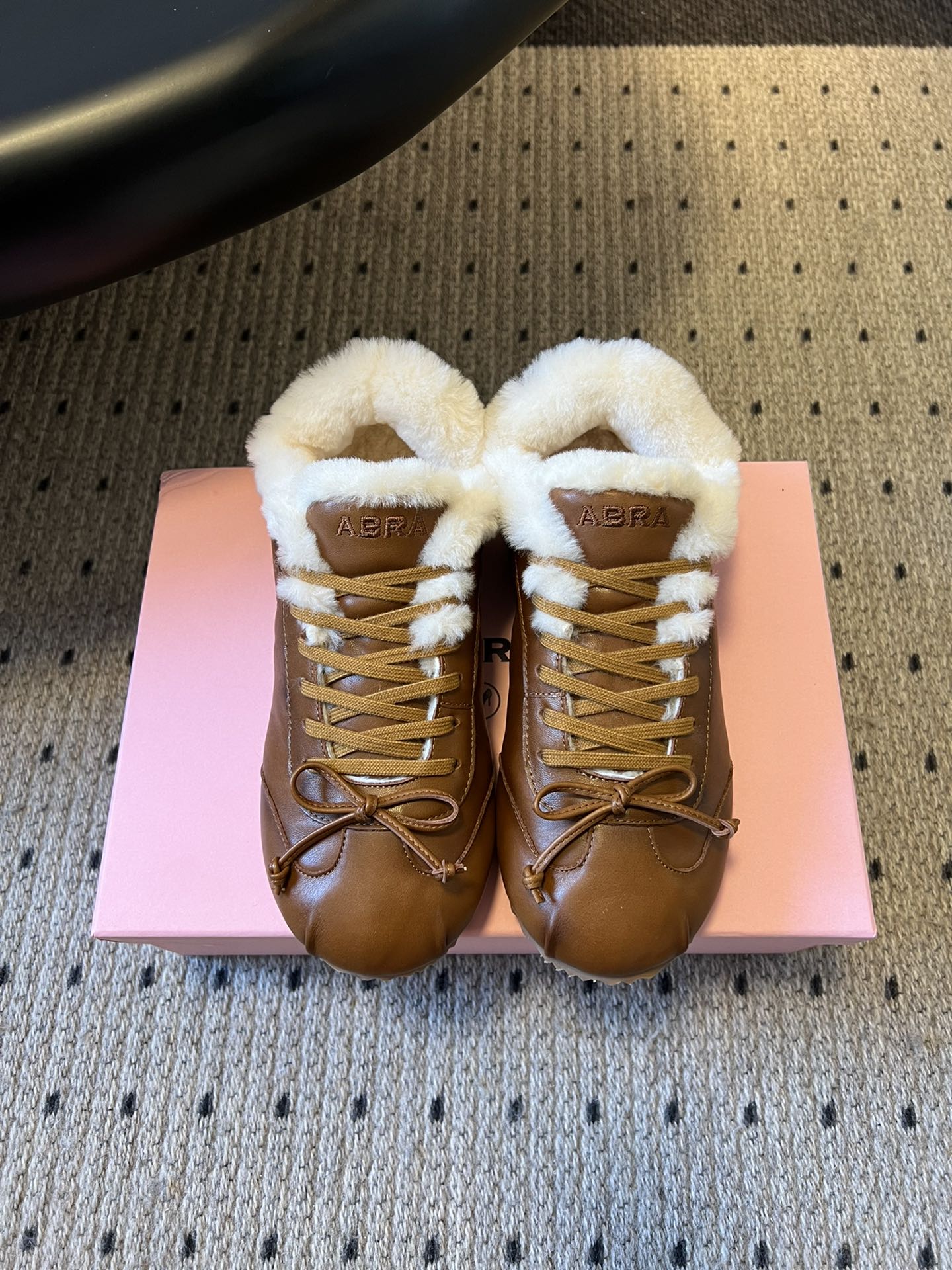 NO:593005,Abr* 25ss retro velvet round toe bow flat bottom velvet moral training shoes  The inside is made of 360° fully wrapped thick plush, with suede covering from the insole to the mouth of the shoe. The upper foot is like a 'walking electric blanket', which is suitable for autumn, winter and even the first snowy weather in the north. The shoe shape fits the Asian foot shape, with a rounded toe box and a wide last shape. People with high insteps and wide feet will not squeeze their feet when wearing them. The rubber soles are soft and light, and have three-dimensional anti-slip textures. Walking is like 'stepping on the clouds', and you will not feel tired after wearing them for a long time.  It retains the retro silhouette of Dexun shoes, and has contrasting colors, bow laces and other designs, available in leopard print, metallic silver, and multiple colors; the low top + thick sole can elongate the legs, and looks great with jeans and skirts. The uppers are mostly suede, waterproof and stain-resistant, and can be cleaned with a towel; the toe is designed to be resistant to kicking, so it is not easy to wear in daily wear. The upper is suede/cowhide, the lining is wool, the outsole is rubber, and the size is increased by 2.5cm.  : 35-40 yards (customized sizes 40 are non-refundable), furry shoes, skirts, jeans, cowhide19860909Abr* 25ss复古加绒圆头蝴蝶结平底加绒德训鞋 内里是360°全包裹的厚绒毛,从鞋垫到鞋口都有绒面覆盖,上脚像“行走的电热毯”,适合秋冬甚至北方初雪天气穿.鞋型贴合亚洲脚型,圆润鞋头+加宽楦型,脚背高、脚宽的人穿也不挤脚；橡胶鞋底软弹轻便,还有立体防滑纹路,走路像“踩在云端”,长时间穿也不累. 保留了德训鞋的复古轮廓,同时做了撞色、蝴蝶结鞋带等设计,有豹纹、金属银、多色系可选；低帮+厚底能拉长腿型,搭配牛仔裤、裙子都很出片.鞋面多为反绒皮,防水耐脏,用毛巾一擦就能清洁；鞋头做了耐踢设计,日常穿不易磨损. 鞋面牛反绒/牛皮 内里羊毛 大底橡胶大底 增高2.5cm size :35-40码（40码定制不退换）,毛毛鞋,skirts,jeans,cowhide,Women's Shoes