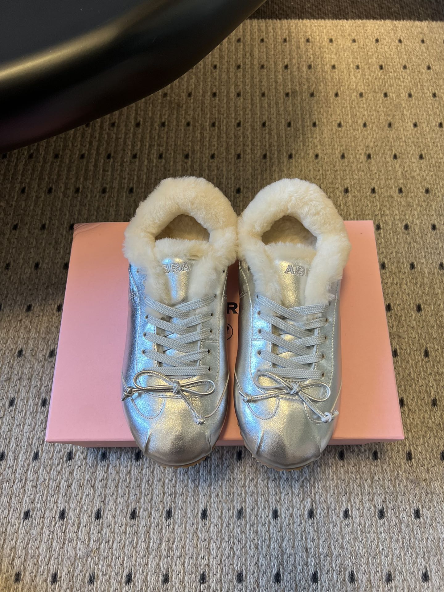 NO:592985,Abr* 25ss retro velvet round toe bow flat bottom velvet moral training shoes  The inside is made of 360° fully wrapped thick plush, with suede covering from the insole to the mouth of the shoe. The upper foot is like a 'walking electric blanket', which is suitable for autumn, winter and even the first snowy weather in the north. The shoe shape fits the Asian foot shape, with a rounded toe box and a wide last shape. People with high insteps and wide feet will not squeeze their feet when wearing them. The rubber soles are soft and light, and have three-dimensional anti-slip textures. Walking is like 'stepping on the clouds', and you will not feel tired after wearing them for a long time.  It retains the retro silhouette of Dexun shoes, and has contrasting colors, bow laces and other designs, available in leopard print, metallic silver, and multiple colors; the low top + thick sole can elongate the legs, and looks great with jeans and skirts. The uppers are mostly suede, waterproof and stain-resistant, and can be cleaned with a towel; the toe is designed to be resistant to kicking, so it is not easy to wear in daily wear. The upper is suede/cowhide, the lining is wool, the outsole is rubber, and the size is increased by 2.5cm.  : 35-40 yards (customized sizes 40 are non-refundable), furry shoes, skirts, jeans, cowhide19860909Abr* 25ss复古加绒圆头蝴蝶结平底加绒德训鞋 内里是360°全包裹的厚绒毛,从鞋垫到鞋口都有绒面覆盖,上脚像“行走的电热毯”,适合秋冬甚至北方初雪天气穿.鞋型贴合亚洲脚型,圆润鞋头+加宽楦型,脚背高、脚宽的人穿也不挤脚；橡胶鞋底软弹轻便,还有立体防滑纹路,走路像“踩在云端”,长时间穿也不累. 保留了德训鞋的复古轮廓,同时做了撞色、蝴蝶结鞋带等设计,有豹纹、金属银、多色系可选；低帮+厚底能拉长腿型,搭配牛仔裤、裙子都很出片.鞋面多为反绒皮,防水耐脏,用毛巾一擦就能清洁；鞋头做了耐踢设计,日常穿不易磨损. 鞋面牛反绒/牛皮 内里羊毛 大底橡胶大底 增高2.5cm size :35-40码（40码定制不退换）,毛毛鞋,skirts,jeans,cowhide,Women's Shoes