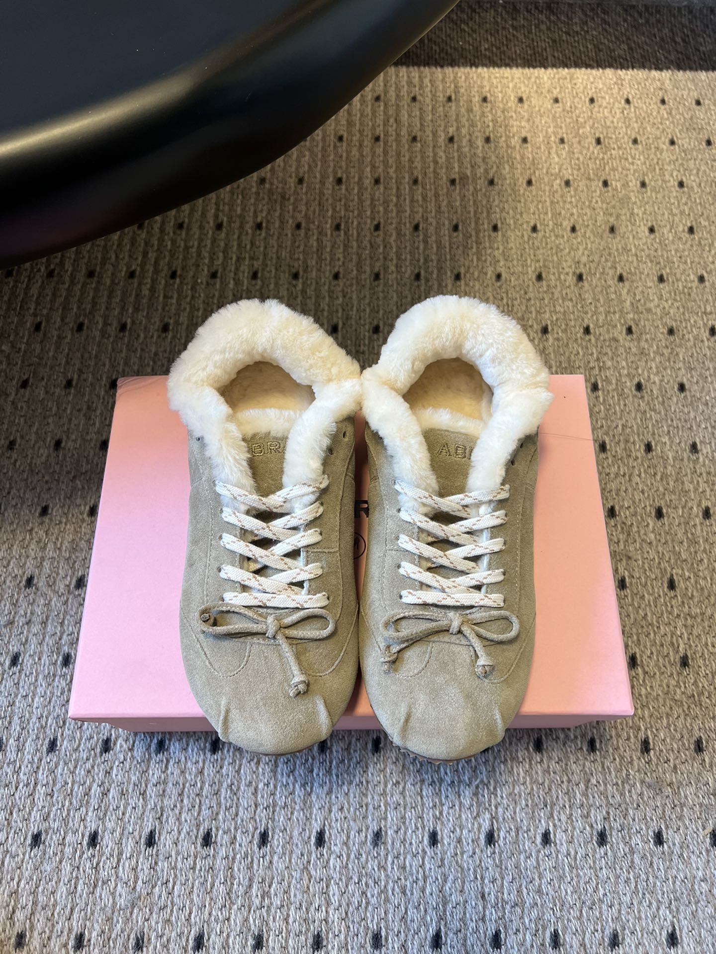 NO:592988,Abr* 25ss retro velvet round toe bow flat bottom velvet moral training shoes  The inside is made of 360° fully wrapped thick plush, with suede covering from the insole to the mouth of the shoe. The upper foot is like a 'walking electric blanket', which is suitable for autumn, winter and even the first snowy weather in the north. The shoe shape fits the Asian foot shape, with a rounded toe box and a wide last shape. People with high insteps and wide feet will not squeeze their feet when wearing them. The rubber soles are soft and light, and have three-dimensional anti-slip textures. Walking is like 'stepping on the clouds', and you will not feel tired after wearing them for a long time.  It retains the retro silhouette of Dexun shoes, and has contrasting colors, bow laces and other designs, available in leopard print, metallic silver, and multiple colors; the low top + thick sole can elongate the legs, and looks great with jeans and skirts. The uppers are mostly suede, waterproof and stain-resistant, and can be cleaned with a towel; the toe is designed to be resistant to kicking, so it is not easy to wear in daily wear. The upper is suede/cowhide, the lining is wool, the outsole is rubber, and the size is increased by 2.5cm.  : 35-40 yards (customized sizes 40 are non-refundable), furry shoes, skirts, jeans, cowhide19860909Abr* 25ss复古加绒圆头蝴蝶结平底加绒德训鞋 内里是360°全包裹的厚绒毛,从鞋垫到鞋口都有绒面覆盖,上脚像“行走的电热毯”,适合秋冬甚至北方初雪天气穿.鞋型贴合亚洲脚型,圆润鞋头+加宽楦型,脚背高、脚宽的人穿也不挤脚；橡胶鞋底软弹轻便,还有立体防滑纹路,走路像“踩在云端”,长时间穿也不累. 保留了德训鞋的复古轮廓,同时做了撞色、蝴蝶结鞋带等设计,有豹纹、金属银、多色系可选；低帮+厚底能拉长腿型,搭配牛仔裤、裙子都很出片.鞋面多为反绒皮,防水耐脏,用毛巾一擦就能清洁；鞋头做了耐踢设计,日常穿不易磨损. 鞋面牛反绒/牛皮 内里羊毛 大底橡胶大底 增高2.5cm size :35-40码（40码定制不退换）,毛毛鞋,skirts,jeans,cowhide,Women's Shoes