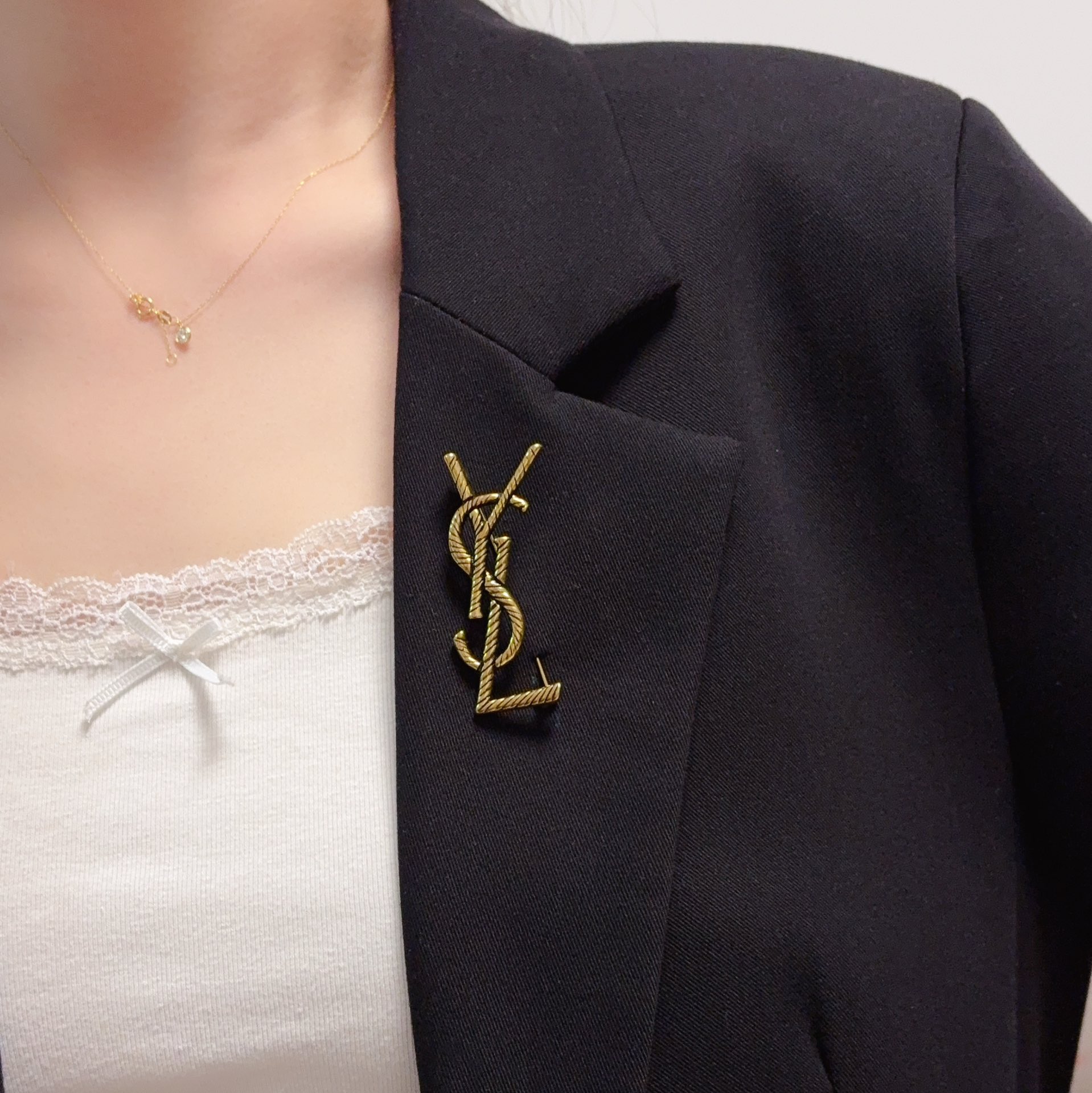 NO:588976,YSL Saint Laurent counter's new high-version retro gold brooch is the accessory that best understands women. Women who devote all their efforts to being themselves tend to cherish the meaning of the brooch more. Ms. Saint Laurent pinned the brooch on her hat and told the fashionable ladies who imitated her [The brooch is very practical. It can be pinned on the collar of a suit, on a pocket, on a hat, on a belt or on an evening dress. Boutique jewelry, saint laurent, saint laurent, business  suit, brooch, breastpin, hats19860909YSL圣罗兰专柜新款高版本复古金胸针,是最懂女人的饰物.那些倾注了全部心血去做自己的女人,往往更珍惜胸针的意义.圣罗兰女士把胸针别在帽子上,并告诉那些模仿她的时髦女士们[胸针可是非常实用,它可以别在西装领上、口袋上、帽子上、腰带上或者是晚礼服上,饰品精品,saint laurent,saint laurent,business suit,brooch，breastpin,hats,Jewelry