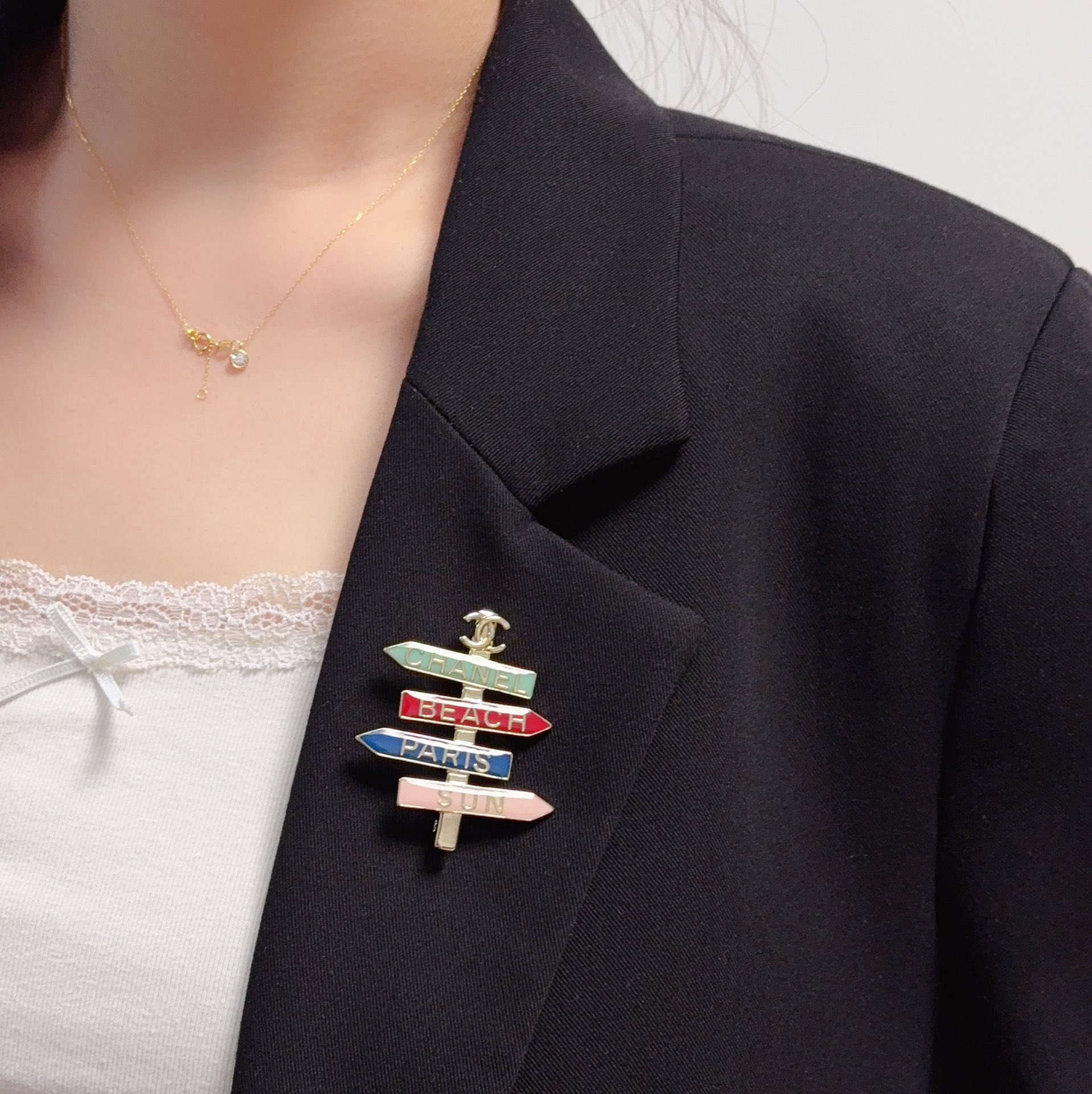 NO:588984,CHANEL Xiaoxiang The latest high version of the colorful guide sign paired with Chanel brooch is the accessory that best understands women. Those women who devote all their efforts to themselves often cherish the meaning of the brooch more. Ms. Chanel pinned the brooch on her hat and told the fashionable ladies who imitated her [Brooch is very practical. It can be pinned on the collar of a suit, on a pocket, on a hat, on a belt or on an evening dress. Boutique jewelry, chanel, chanel, business  suit, brooch, breastpin, hats19860909CHANEL小香 最新款高版本彩色指路牌搭配香奈儿胸针,是最懂女人的饰物.那些倾注了全部心血去做自己的女人,往往更珍惜胸针的意义.香奈儿女士把胸针别在帽子上,并告诉那些模仿她的时髦女士们[胸针可是非常实用,它可以别在西装领上、口袋上、帽子上、腰带上或者是晚礼服上,饰品精品,chanel,chanel,business suit,brooch，breastpin,hats,Jewelry