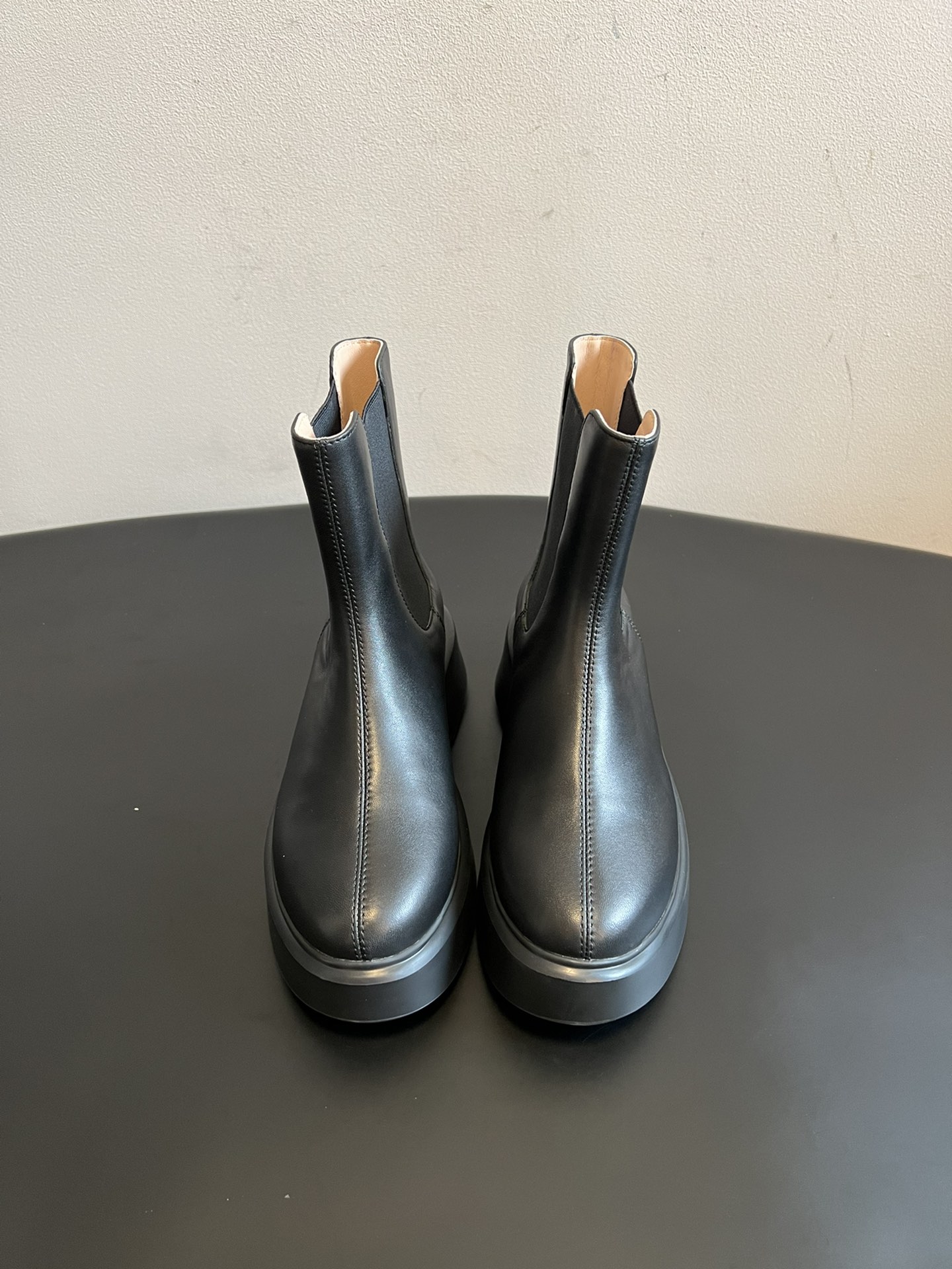NO:594217,Made in Wandan, The ro* 25ss thick-soled elastic Chelsea short boots. TheRow zipper short boots, which show long legs and are niche, don’t hesitate to choose them. They are the right choice! They are taller, slimmer, and have aura. They go with skirts and trousers. Autumn and winter boots must have a name - TheRow has a very high usage rate. They were once a hard-to-find item in autumn and winter. The most high-end brand, whether it is clothes.  Bags and shoes are the most attractive, and it is no exaggeration to say that they will never go out of style. These military-style boots look great when paired with tailoring suits or maxi dresses! The versatility should not be underestimated. The soft black leather is easy to put on and take off and adds a sense of coolness; the thick rubber soles feel comfortable. They are particularly pleasing to the eye when paired with tailoring, maxi dresses and other clothing, and the versatility should not be underestimated. Cowhide upper, leather lining, outsole, IP foam outsole  4.5cm height increase size: 35-40 yards (40 yards customization is non-refundable), boots, boots, skirts, business suit, cowhide19860909莞产 The ro* 25ss厚底松紧款切尔西短靴 TheRow拉链短靴显腿长+小众不撞款不要犹豫了,选它没错!增高显瘦有气场裙子裤子无所不搭 秋冬靴子它必须拥有姓名-TheRow使用率超高~秋冬季曾是一靴难求的单品 最高端的品牌,无论是衣服 包包鞋子都是最耐看的,不夸张说一句:永不过时.这款军装风靴子与精裁西装或超长连衣裙等服装搭配都格外好看!百搭实力不可小觑柔软黑色皮革,方便穿脱又增添酷感;厚实的橡胶鞋底脚感舒适 与精裁服、超长连衣裙等服装搭配都格外赏心悦目,百搭实力不可小觑. 鞋面牛皮 内里牛皮 大底IP发泡大底 增高4.5cm size :35-40码（40码定制不退换）,靴子,boots,skirts,business suit,cowhide,Women's Shoes