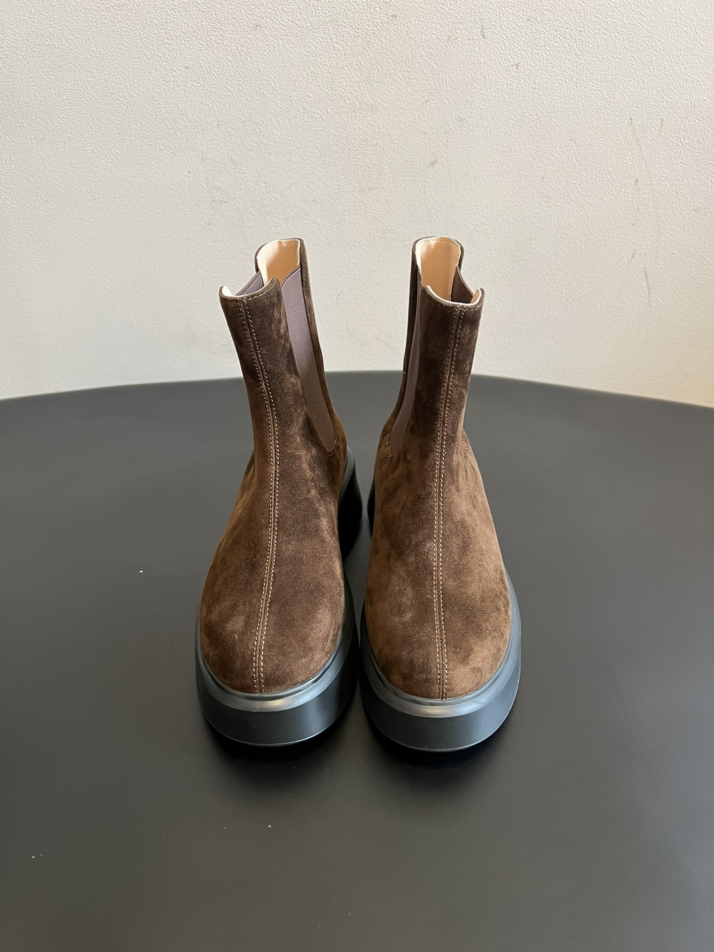 NO:593591,Purchasing agent grade Wandang factory high quality The ro* 25ss thick-soled elastic Chelsea short boots TheRow zipper short boots that show long legs + niche non-contrast style, don’t hesitate, choose it! It will make you taller, slimmer and more aura. Skirts and trousers can be matched with everything. Autumn and winter boots must have a name - TheRow has a high usage rate~ It was once a hard-to-find item in autumn and winter. The most high-end brand, whether it is clothes  Bags and shoes are the most attractive, and it is no exaggeration to say that they will never go out of style. These military-style boots look great when paired with tailoring suits or maxi dresses! The versatility should not be underestimated. The soft black leather is easy to put on and take off and adds a sense of coolness; the thick rubber soles feel comfortable. They are particularly pleasing to the eye when paired with tailoring, maxi dresses and other clothing, and the versatility should not be underestimated. Cowhide upper, leather lining, outsole, IP foam outsole  4.5cm height increase size: 35-40 yards (40 yards customization is non-refundable), boots, boots, skirts, business suit, cowhide19860909代购级 莞厂高品质 The ro* 25ss厚底松紧款切尔西短靴 TheRow拉链短靴显腿长+小众不撞款不要犹豫了,选它没错!增高显瘦有气场裙子裤子无所不搭 秋冬靴子它必须拥有姓名-TheRow使用率超高~秋冬季曾是一靴难求的单品 最高端的品牌,无论是衣服 包包鞋子都是最耐看的,不夸张说一句:永不过时.这款军装风靴子与精裁西装或超长连衣裙等服装搭配都格外好看!百搭实力不可小觑柔软黑色皮革,方便穿脱又增添酷感;厚实的橡胶鞋底脚感舒适 与精裁服、超长连衣裙等服装搭配都格外赏心悦目,百搭实力不可小觑. 鞋面牛皮 内里牛皮 大底IP发泡大底 增高4.5cm size :35-40码（40码定制不退换）,靴子,boots,skirts,business suit,cowhide,Women's Shoes