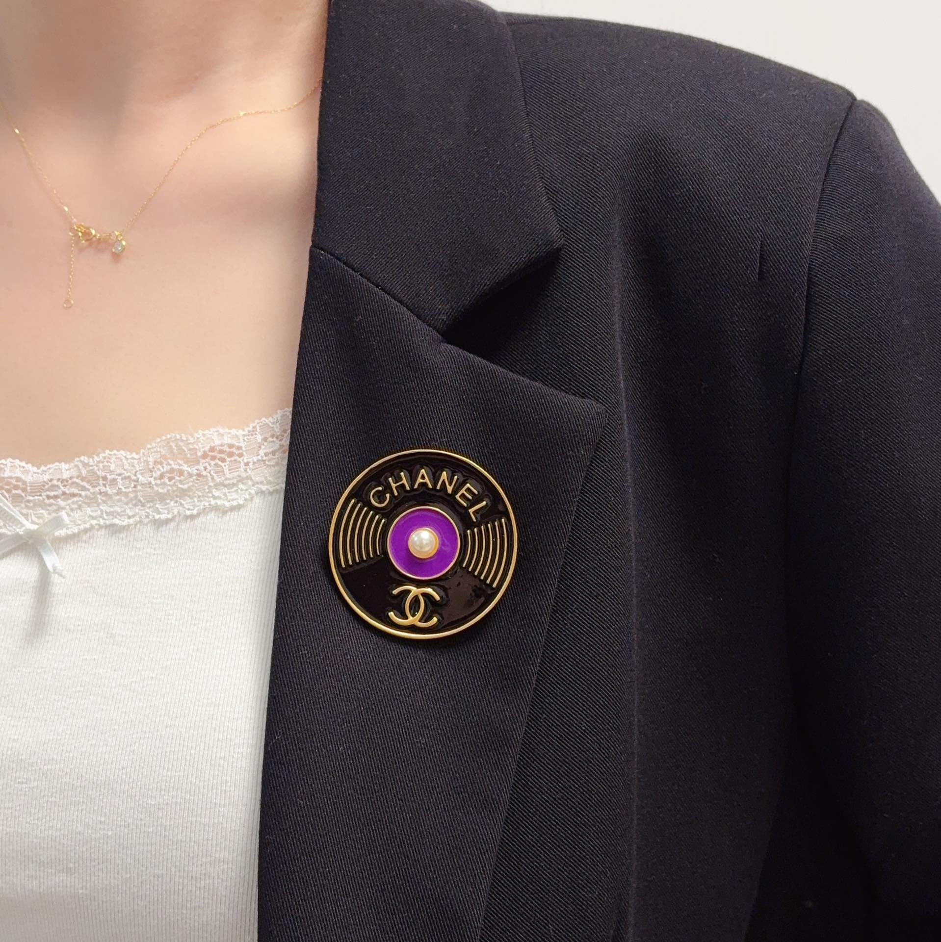 NO:588999,CHANEL Xiaoxiang The latest high version of the purple Chanel brooch is the accessory that understands women best. Women who devote all their efforts to being themselves tend to cherish the meaning of the brooch more. Ms. Chanel pinned the brooch on her hat and told the fashionable ladies who imitated her [The brooch is very practical. It can be pinned on the collar of a suit, on a pocket, on a hat, on a belt or on an evening dress. Boutique jewelry, chanel, chanel, business  suit, brooch, breastpin, hats19860909CHANEL小香 最新款高版本紫色香奈儿胸针,是最懂女人的饰物.那些倾注了全部心血去做自己的女人,往往更珍惜胸针的意义.香奈儿女士把胸针别在帽子上,并告诉那些模仿她的时髦女士们[胸针可是非常实用,它可以别在西装领上、口袋上、帽子上、腰带上或者是晚礼服上,饰品精品,chanel,chanel,business suit,brooch，breastpin,hats,Jewelry